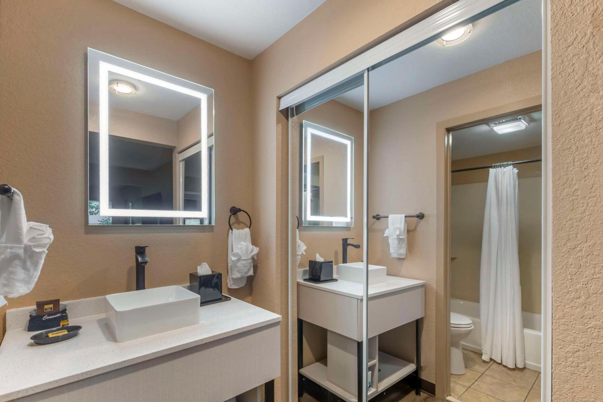 Best Western Plus Landing View Inn & Suites photo 30