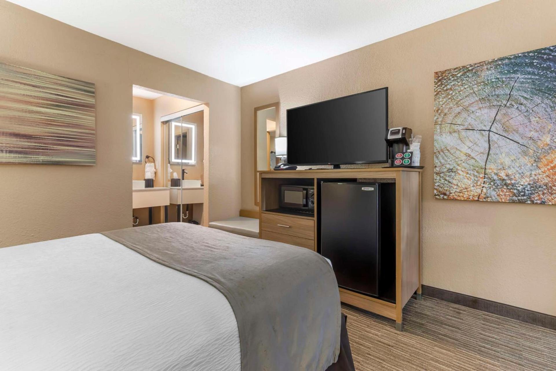 Best Western Plus Landing View Inn & Suites photo 32