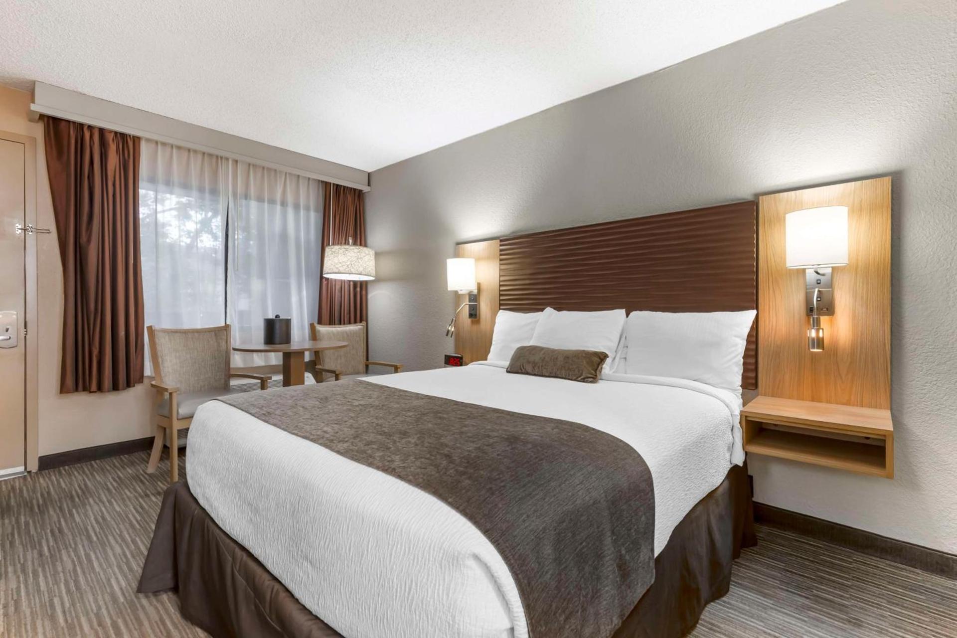 Best Western Plus Landing View Inn & Suites photo 33