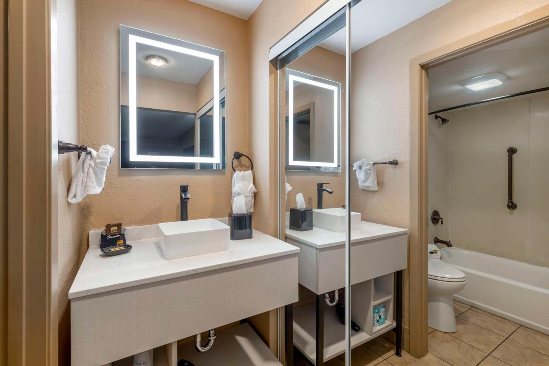 Best Western Plus Landing View Inn & Suites photo 34