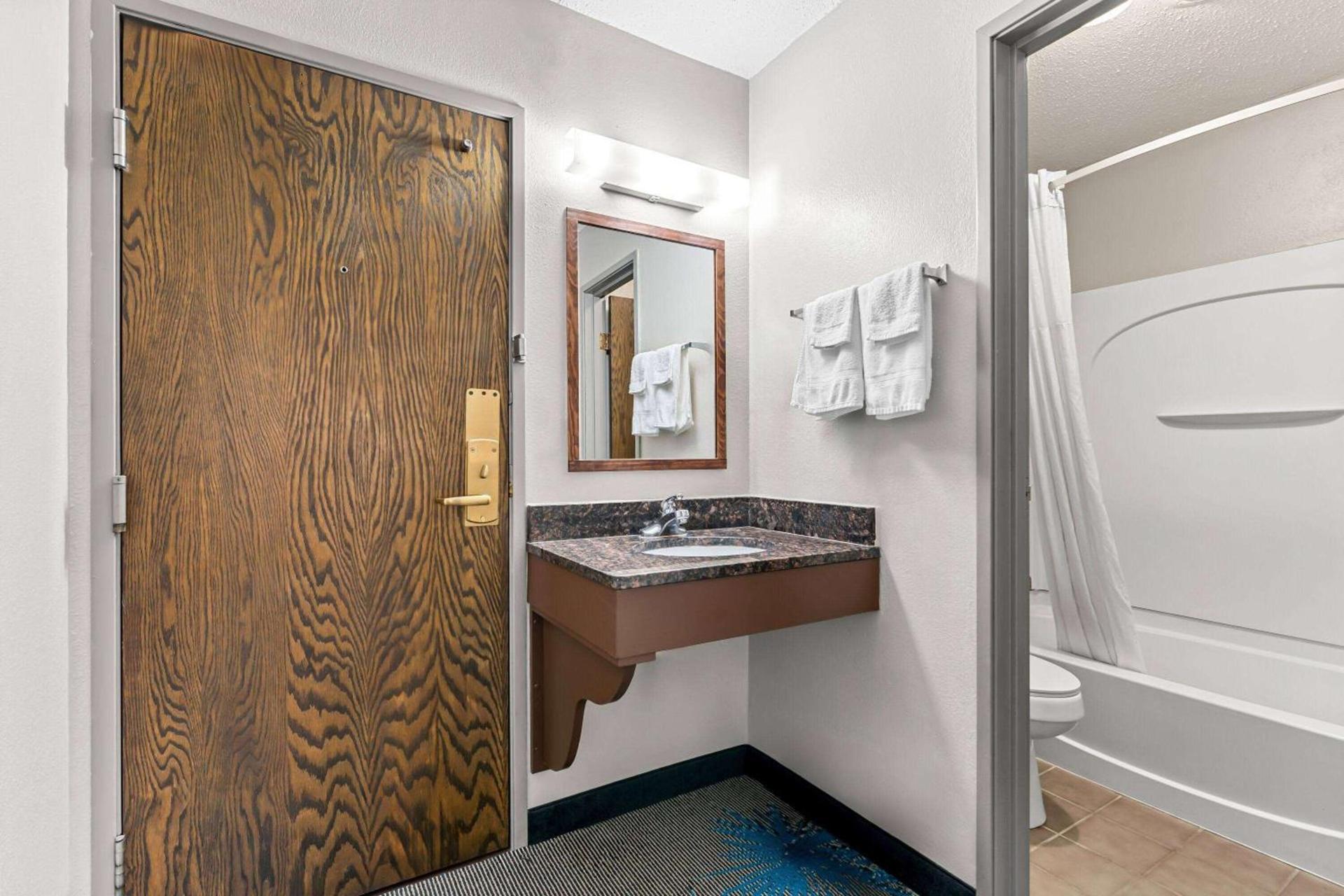 Days Inn by Wyndham Sioux Falls photo 18