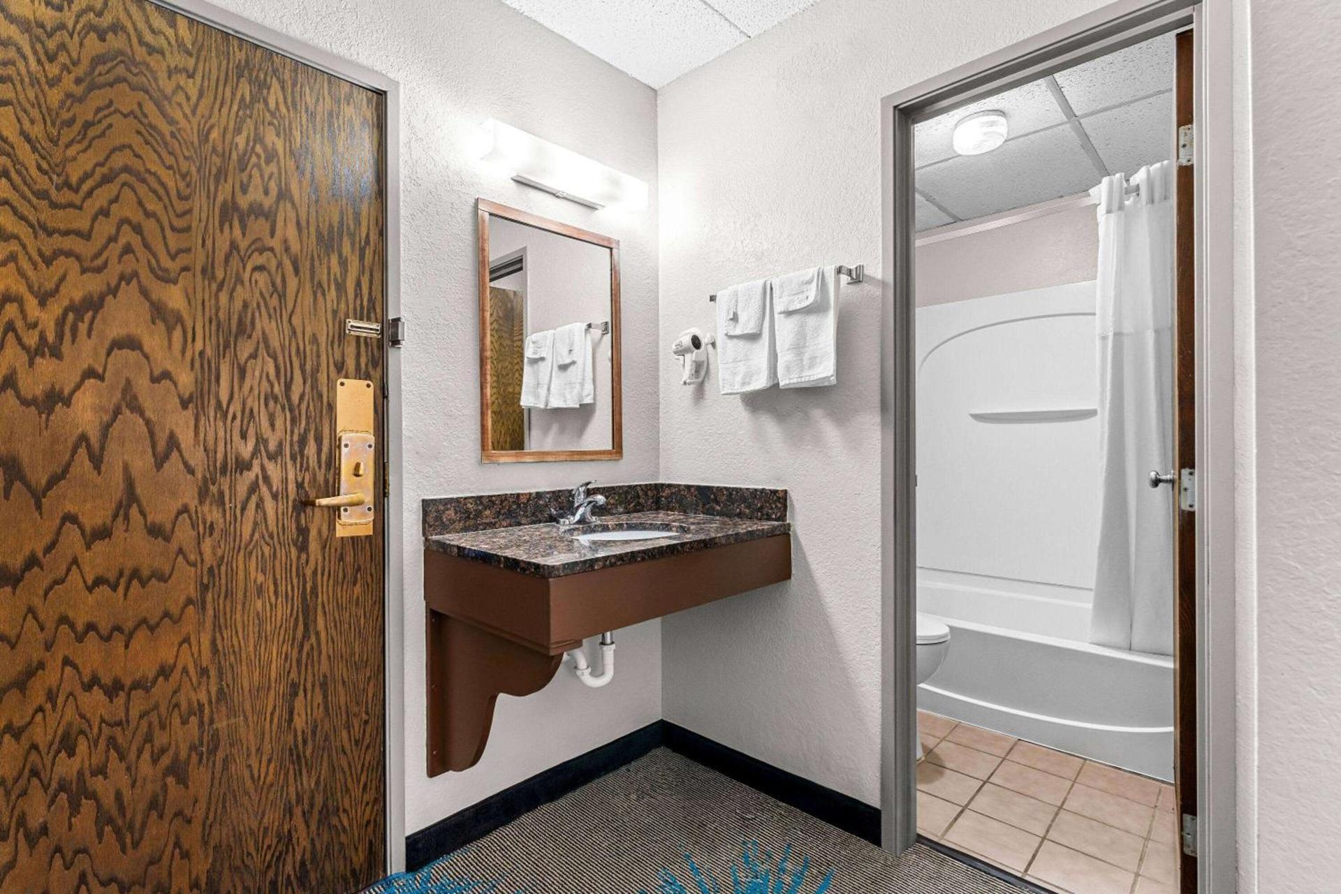 Days Inn by Wyndham Sioux Falls photo 20