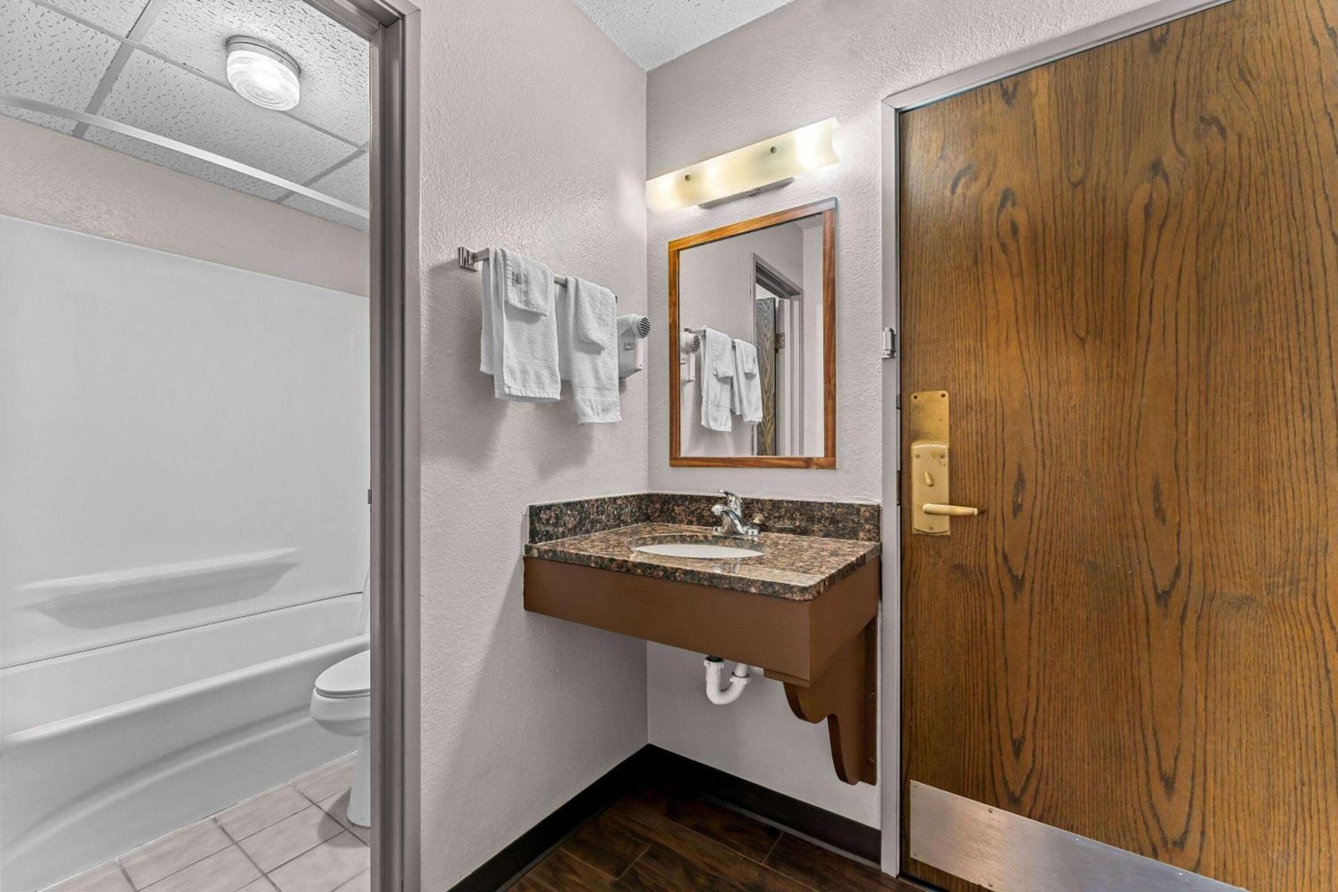 Days Inn by Wyndham Sioux Falls photo 29