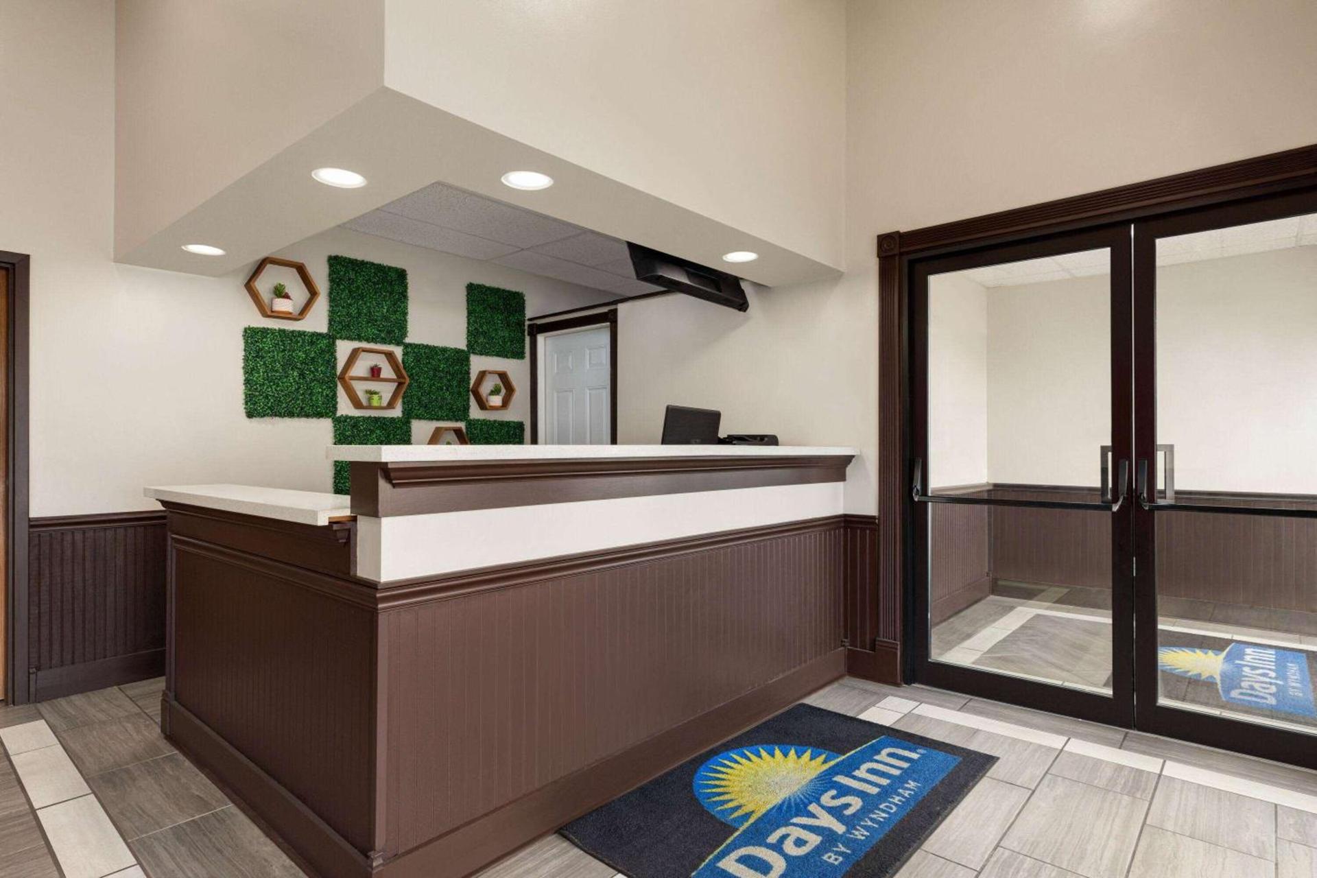 Days Inn by Wyndham Hillsboro photo 4