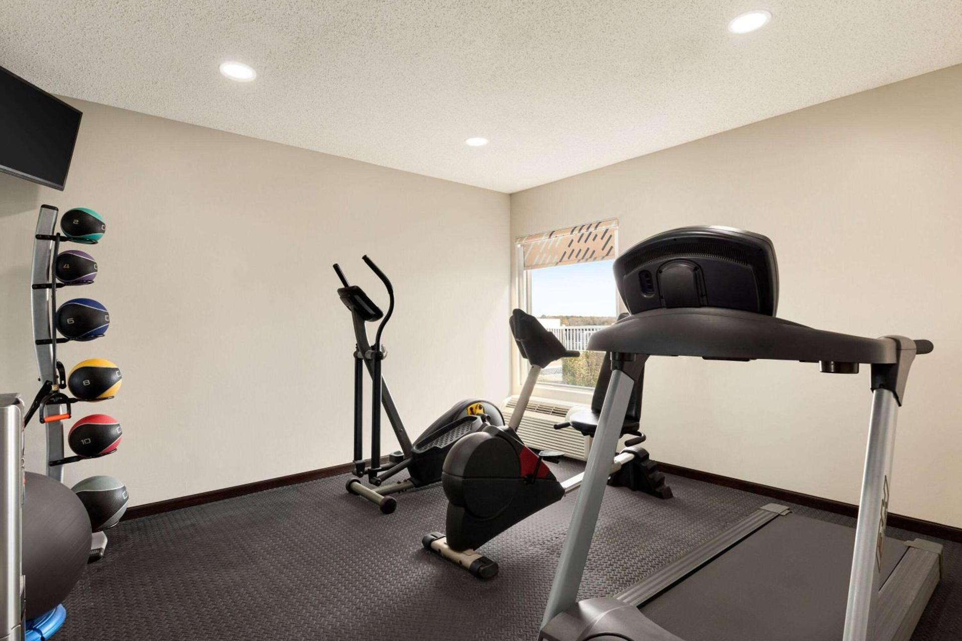 Days Inn by Wyndham Hillsboro photo 7