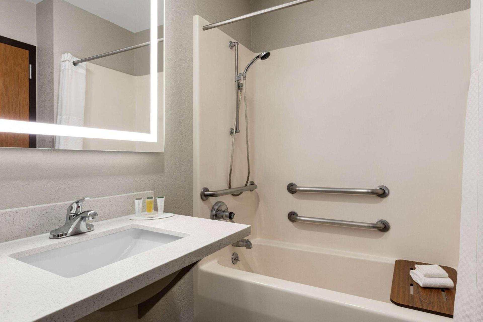 Days Inn by Wyndham Hillsboro photo 8