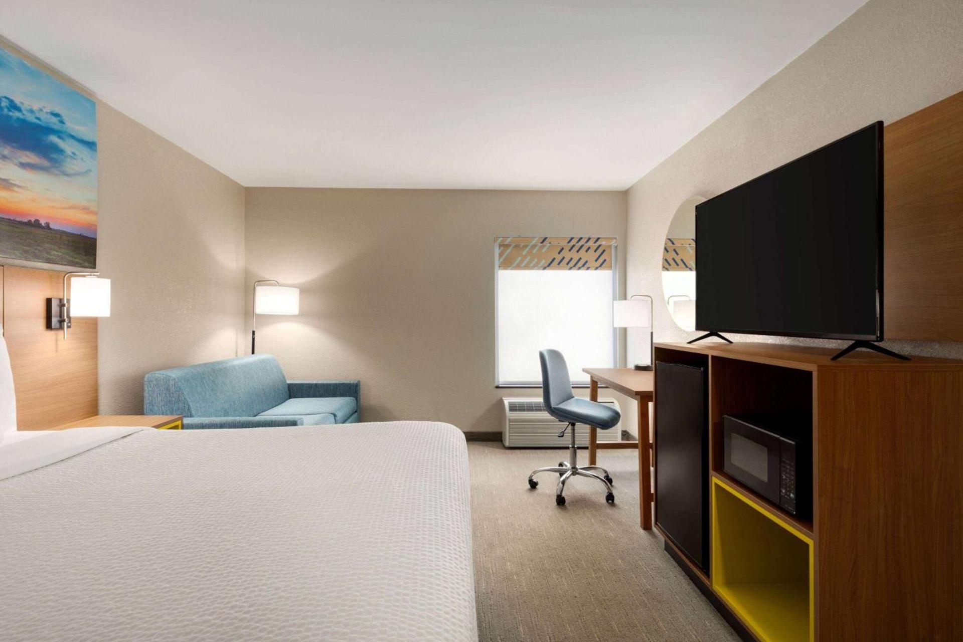 Days Inn by Wyndham Hillsboro photo 16