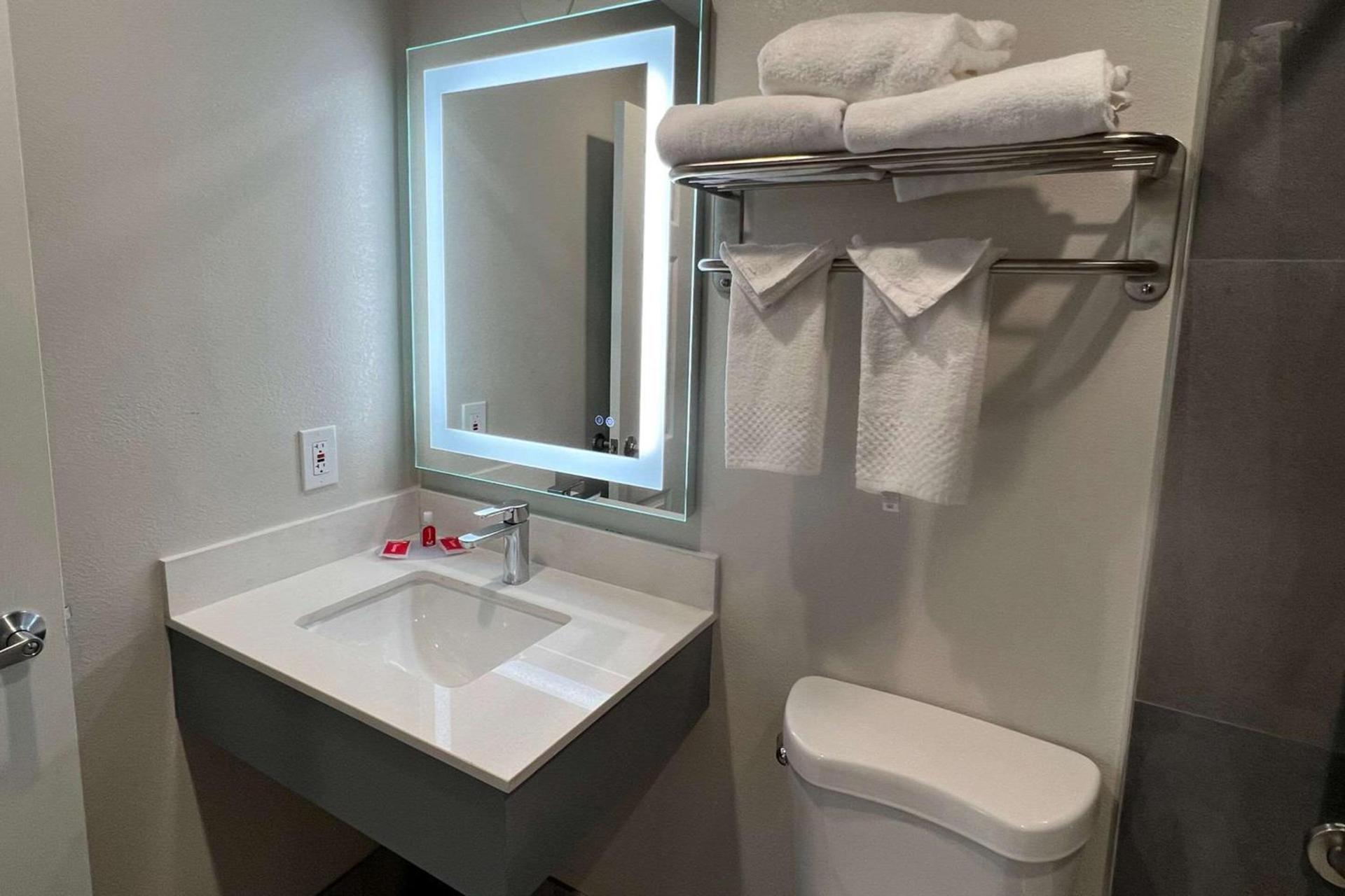 Quality Inn Tracy I-205 photo 11