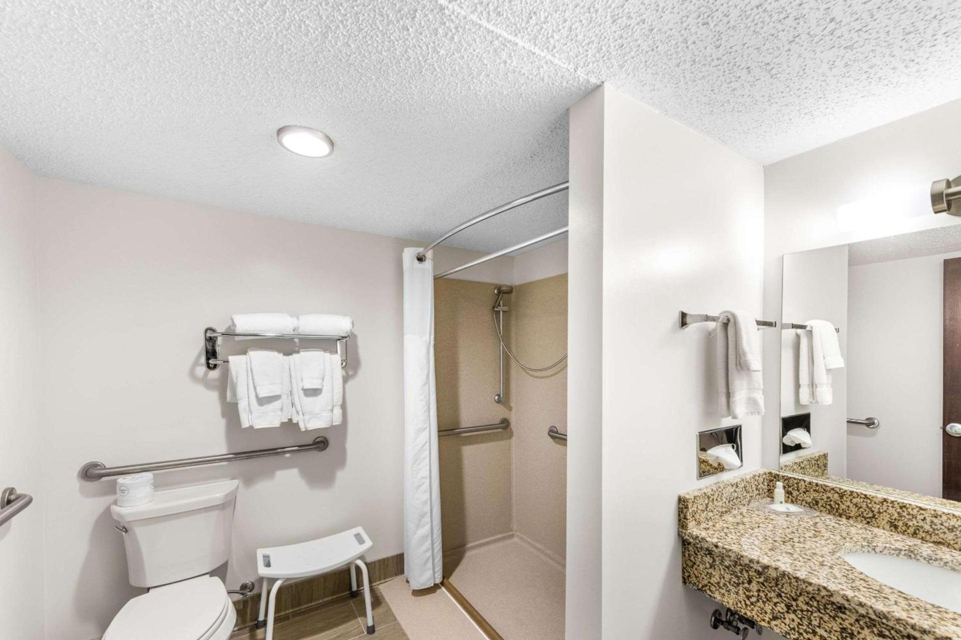 Quality Inn & Suites Columbus photo 18