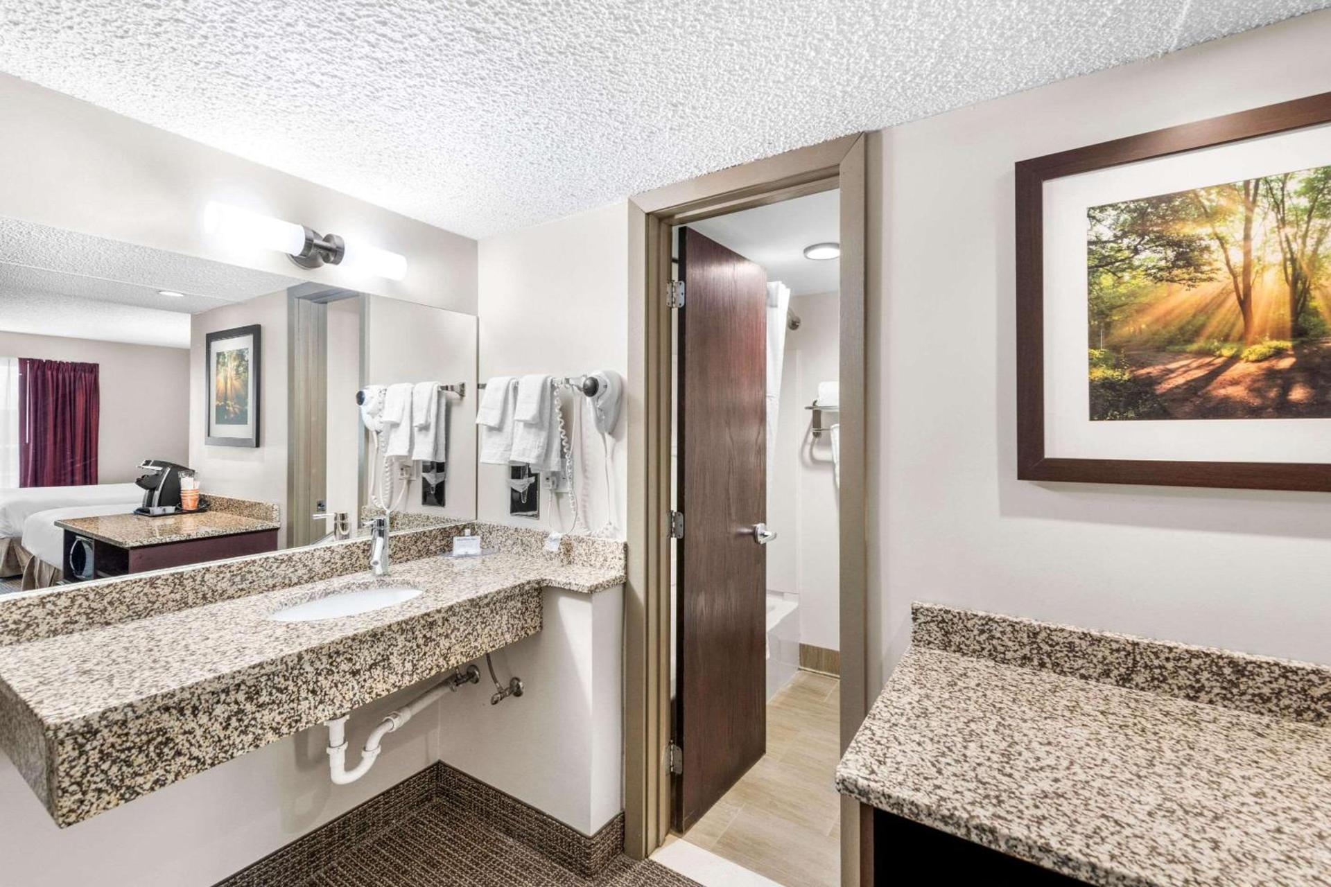 Quality Inn & Suites Columbus photo 16