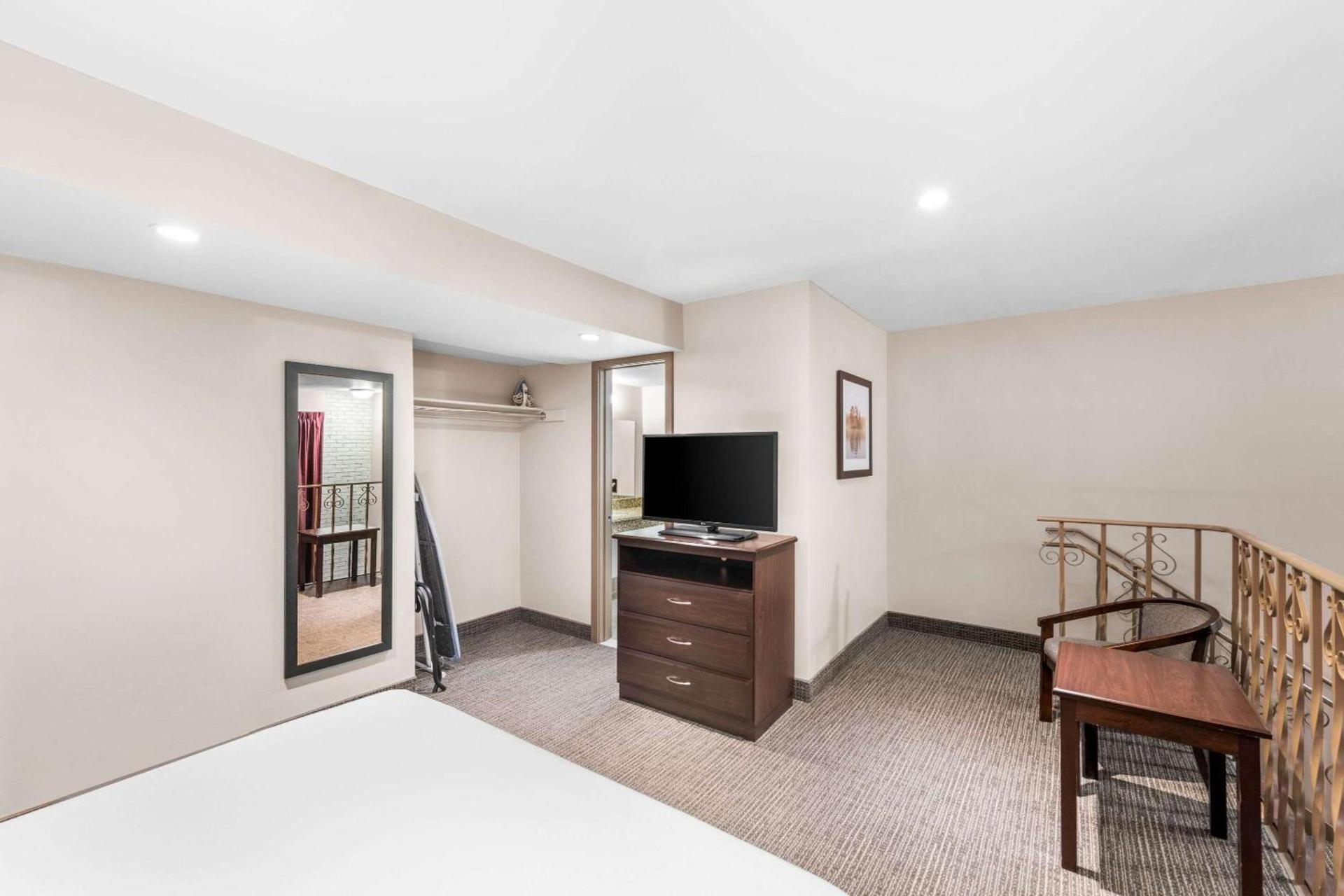 Quality Inn & Suites Columbus photo 28
