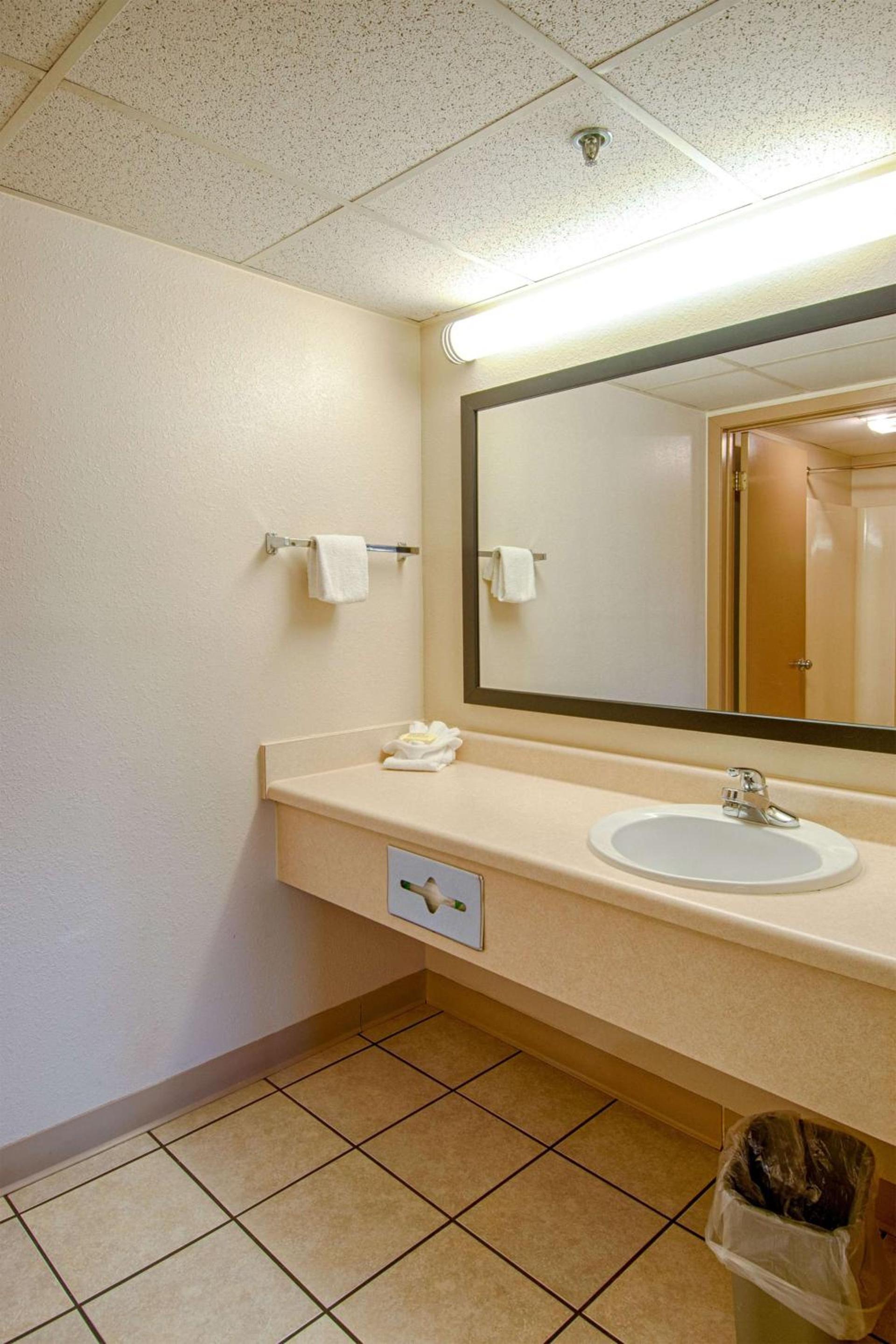 Park Tower Inn photo 47