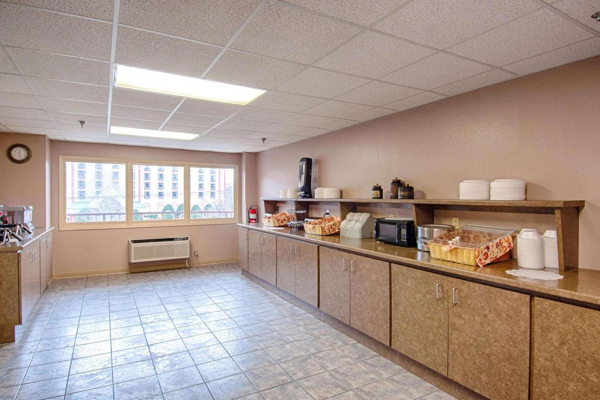Park Tower Inn photo 65