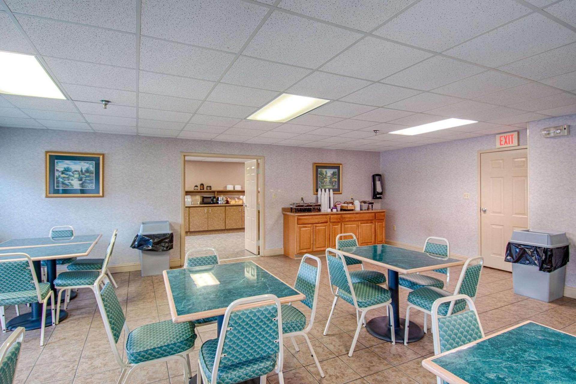 Park Tower Inn photo 49