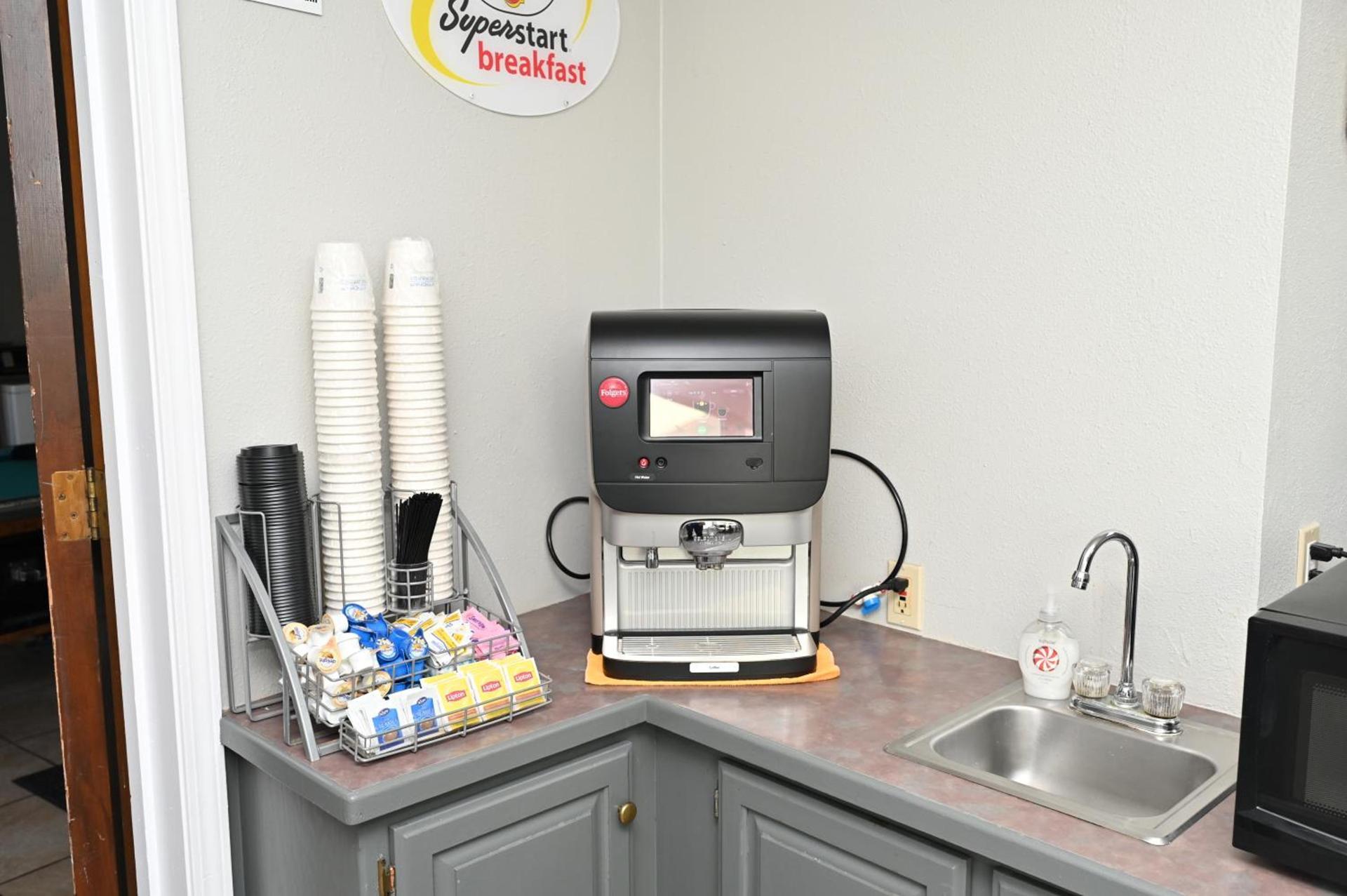 Super 8 by Wyndham Higginsville photo 20