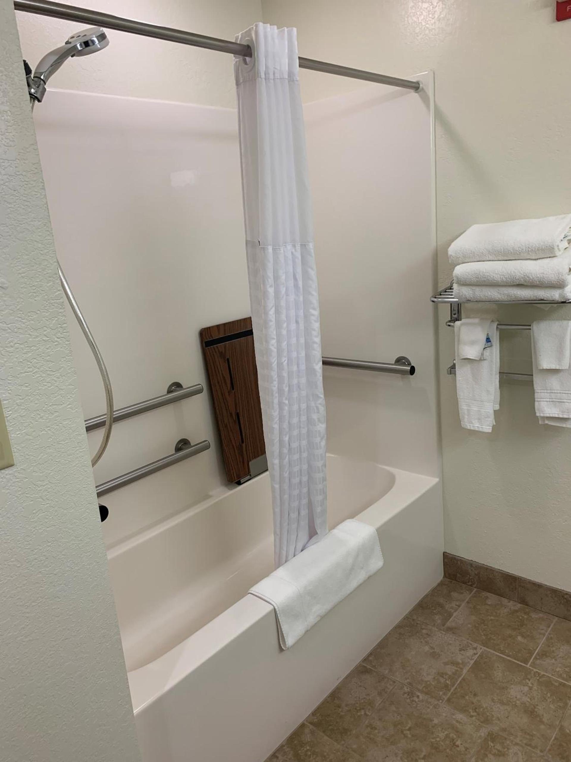 Microtel Inn & Suites by Wyndham Rice Lake photo 37