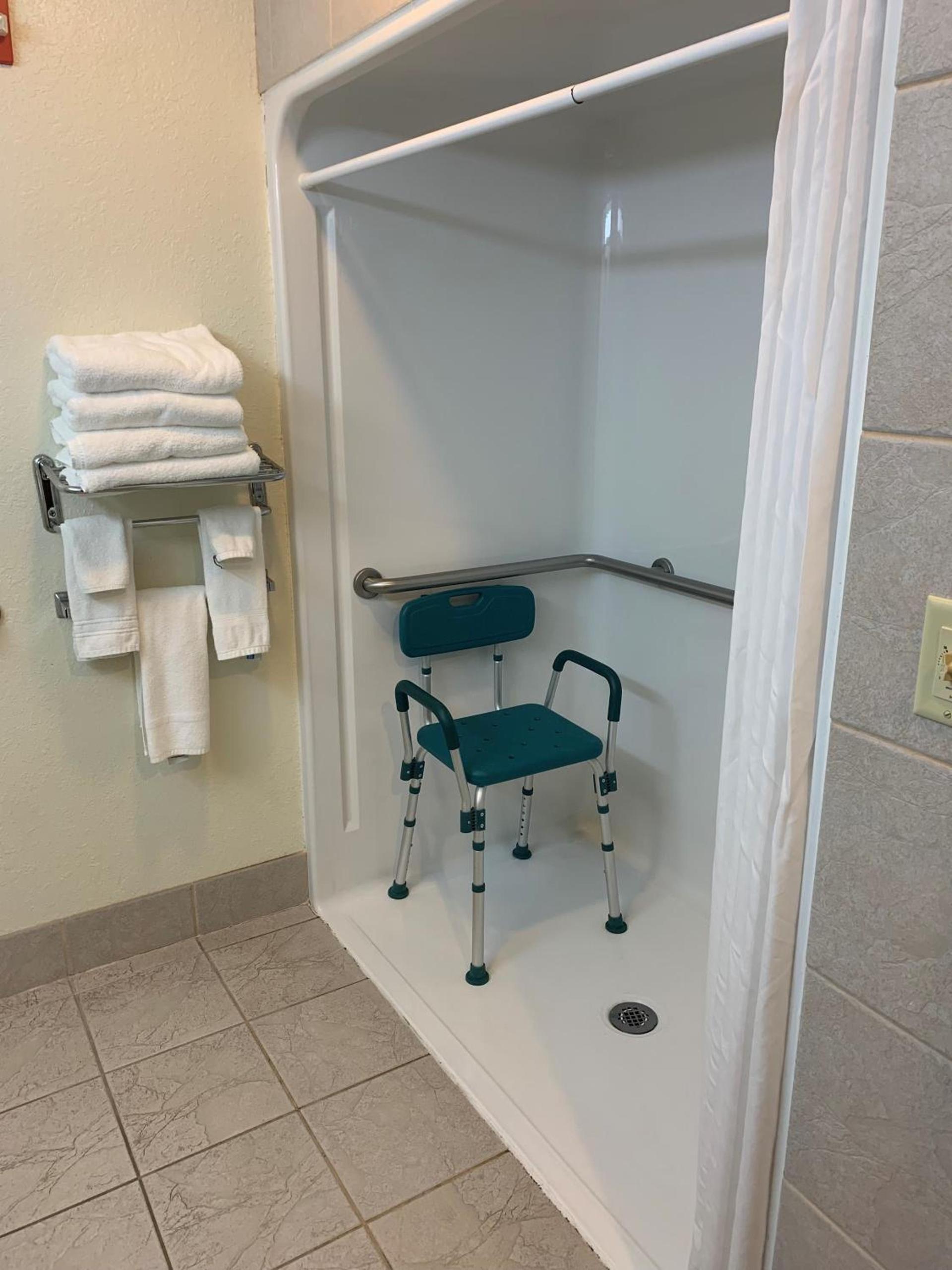 Microtel Inn & Suites by Wyndham Rice Lake photo 42