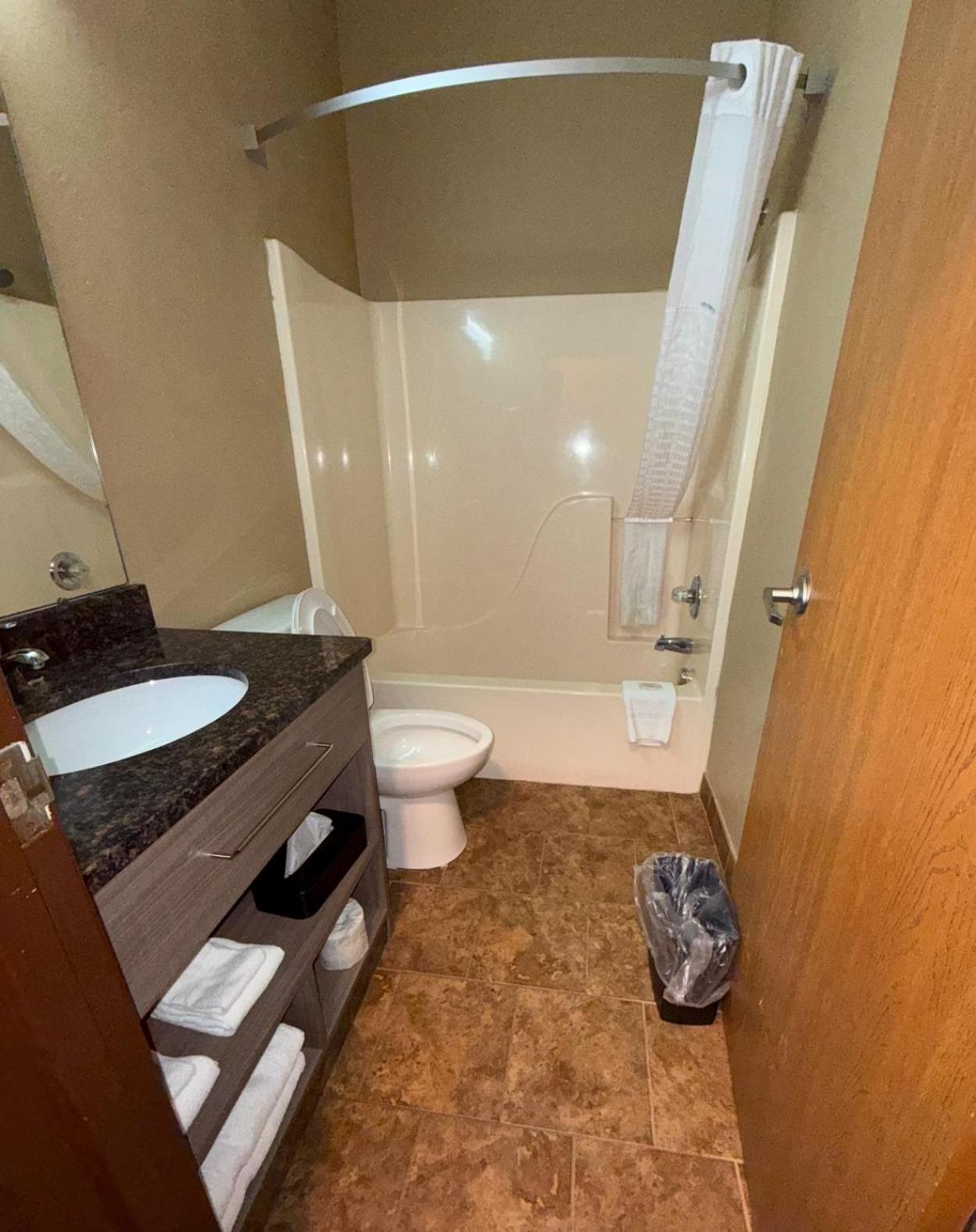 Super 8 by Wyndham Kokomo photo 27