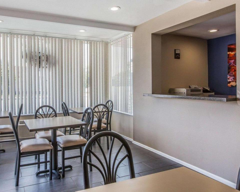 Rodeway Inn & Suites photo 4