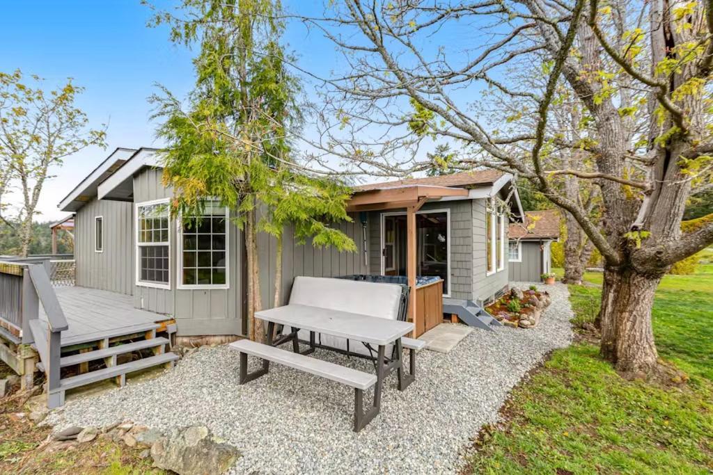 Deer Harbor Cottage & Suites photo 25
