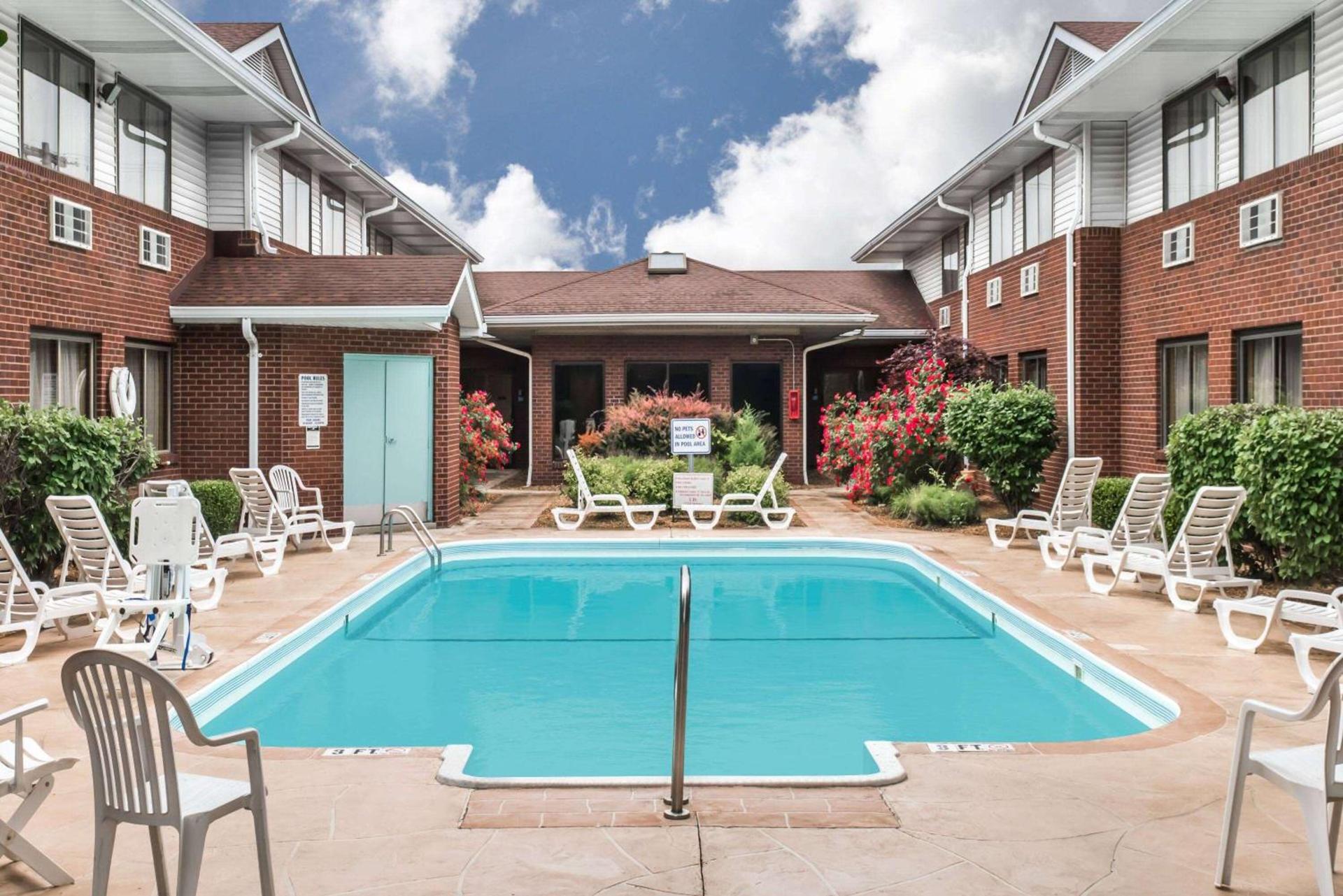 Super 8 by Wyndham O'Fallon photo 4