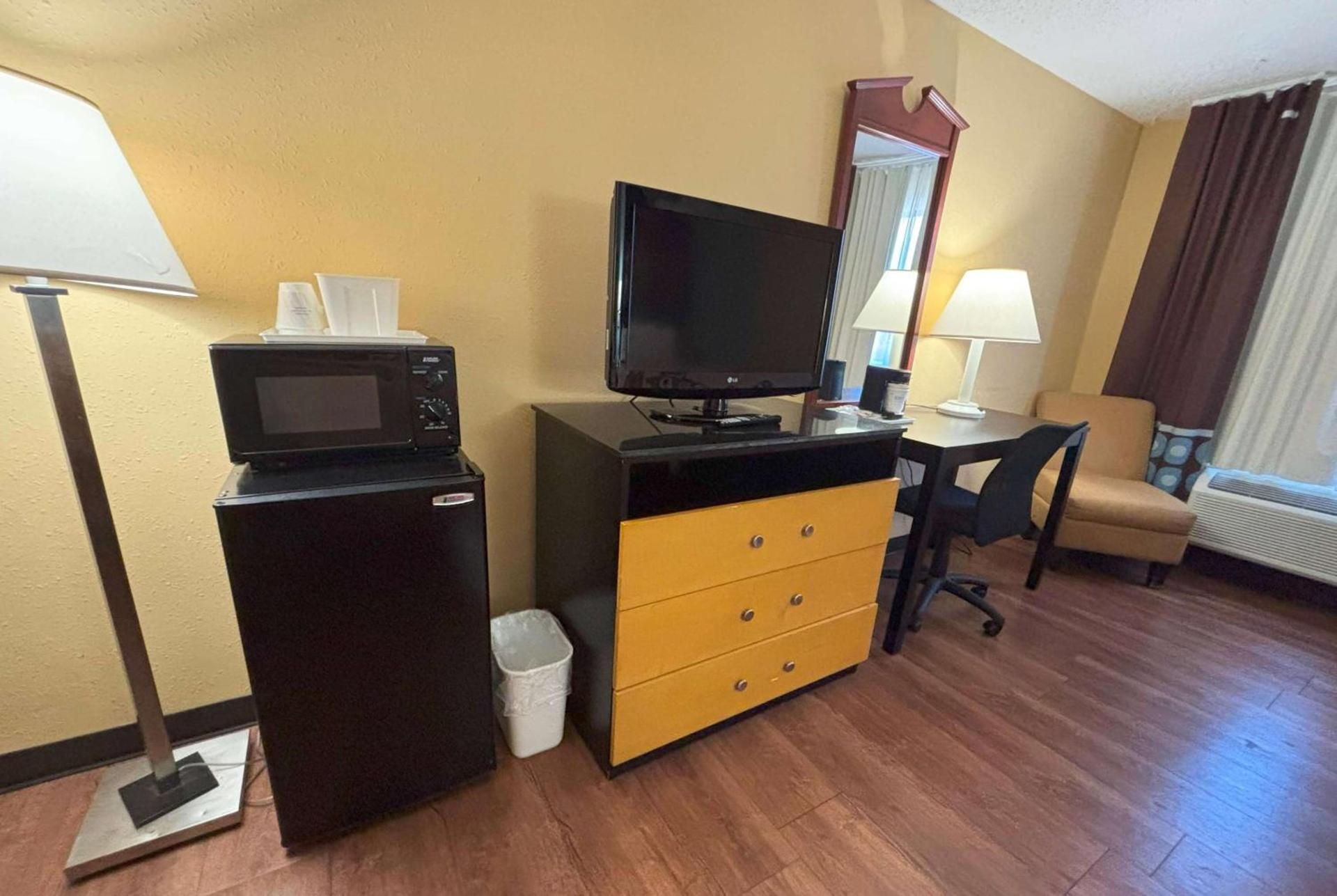 Super 8 by Wyndham O'Fallon photo 12