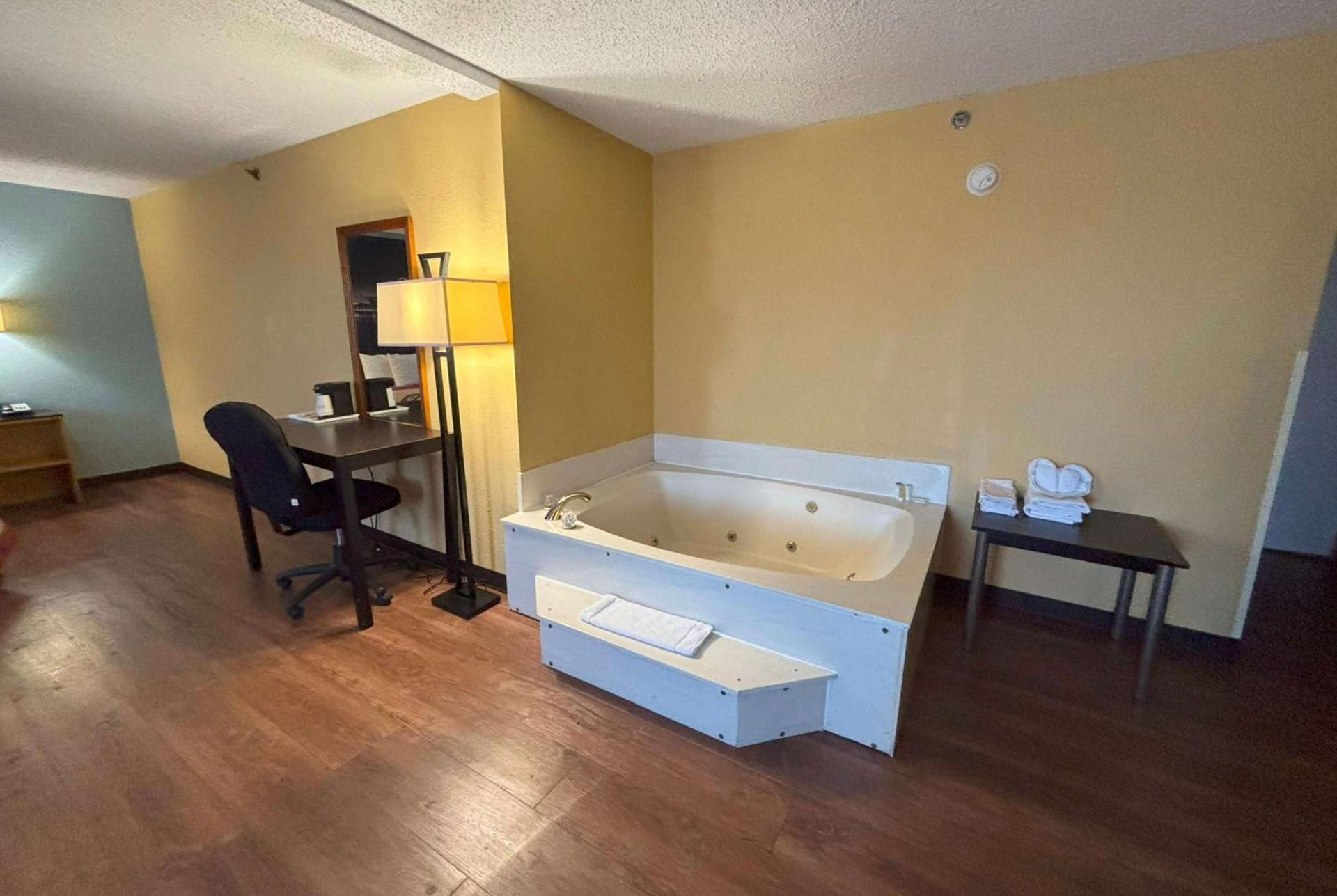Super 8 by Wyndham O'Fallon photo 21