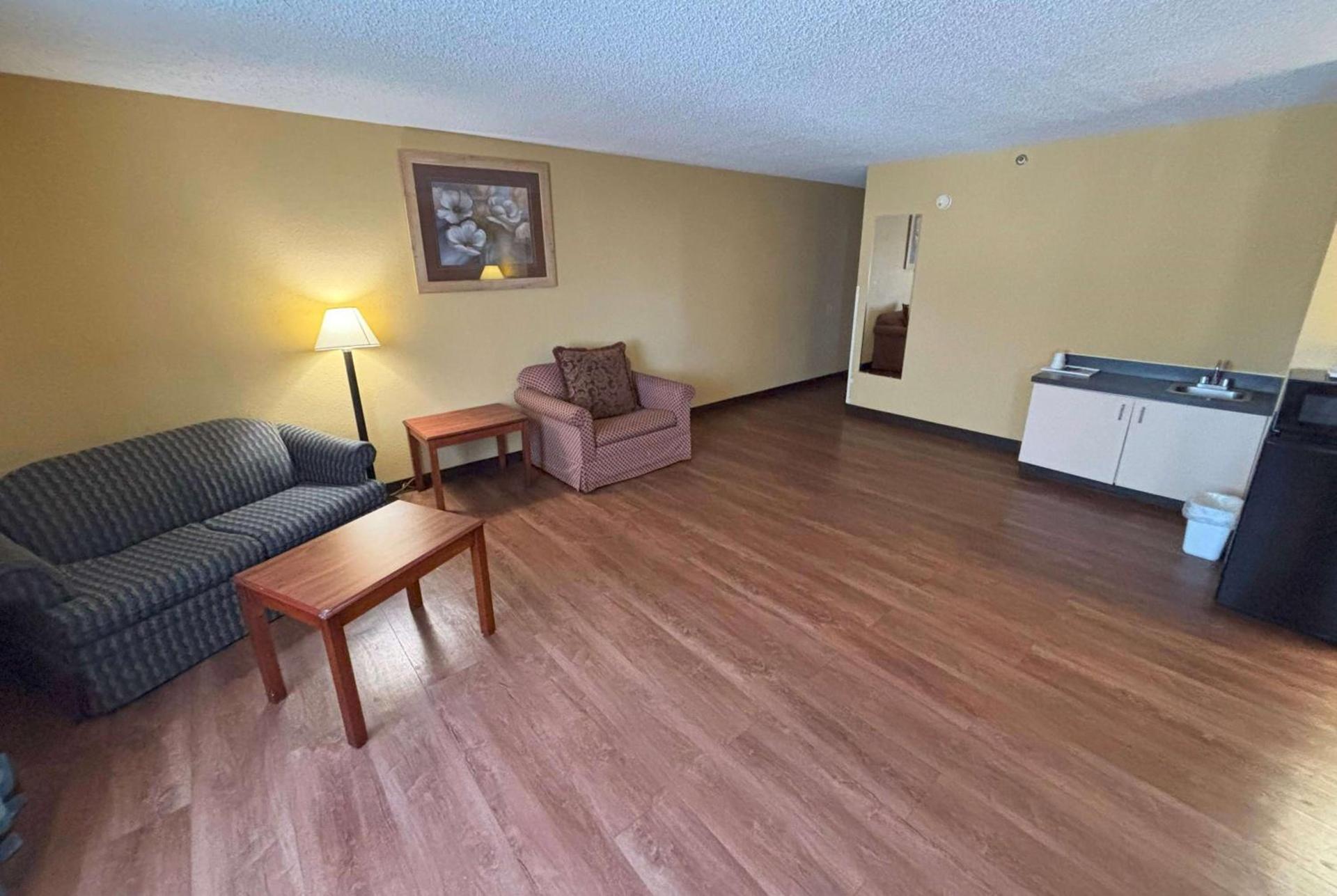 Super 8 by Wyndham O'Fallon photo 25