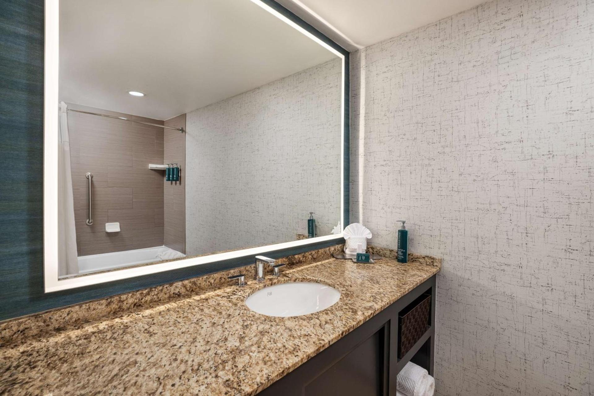 DoubleTree Suites by Hilton Austin Downtown Capitol photo 42