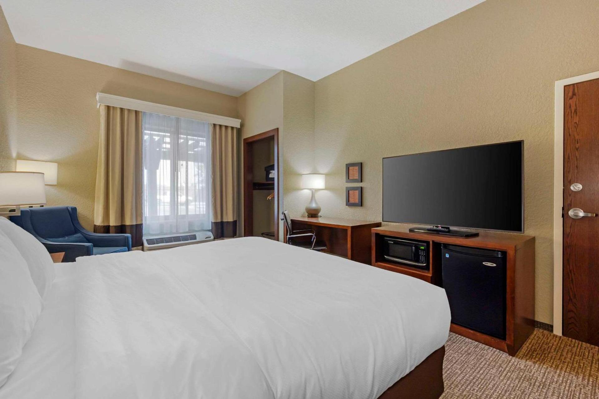 Comfort Inn & Suites photo 7