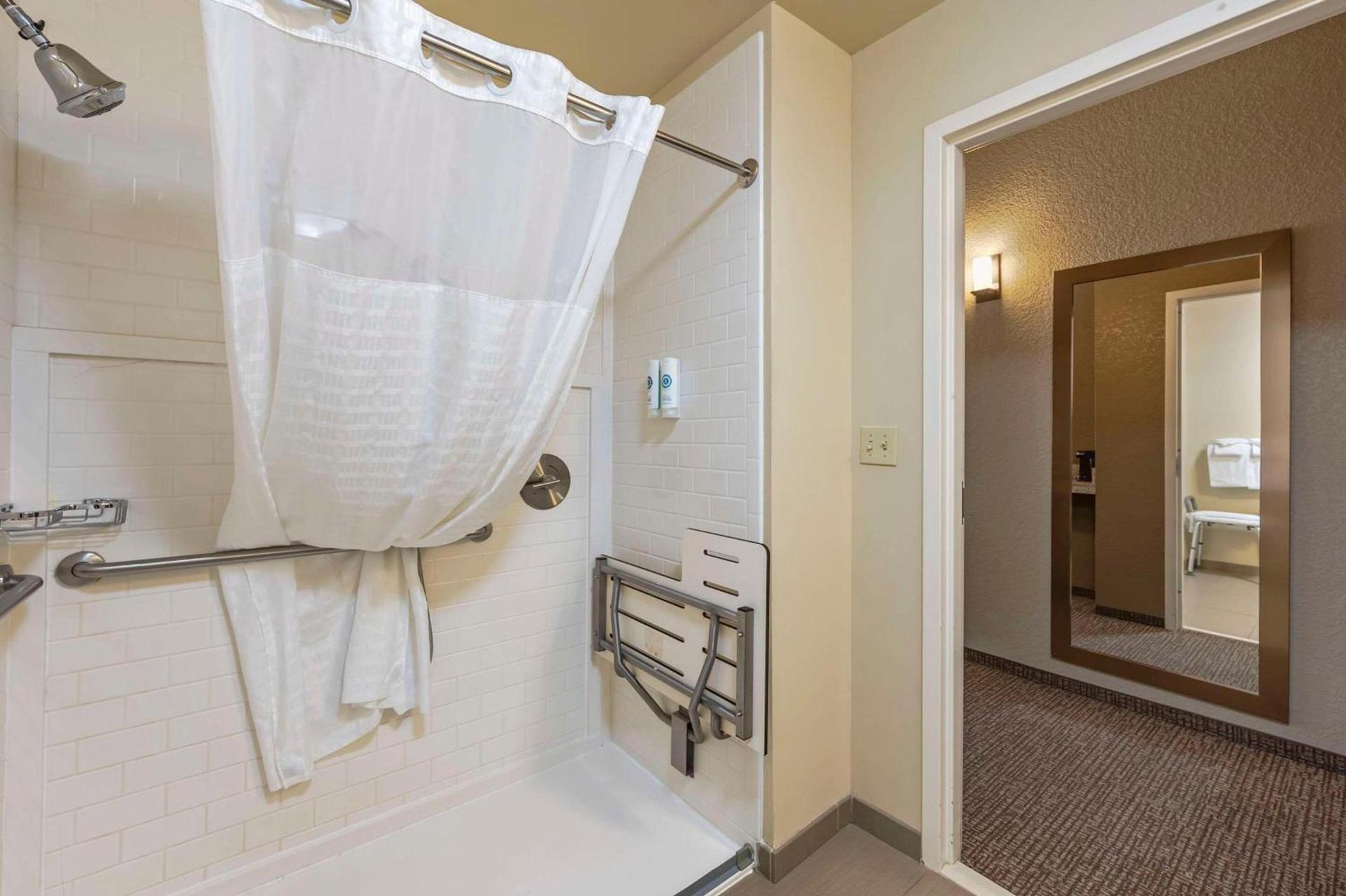 Comfort Inn & Suites photo 8