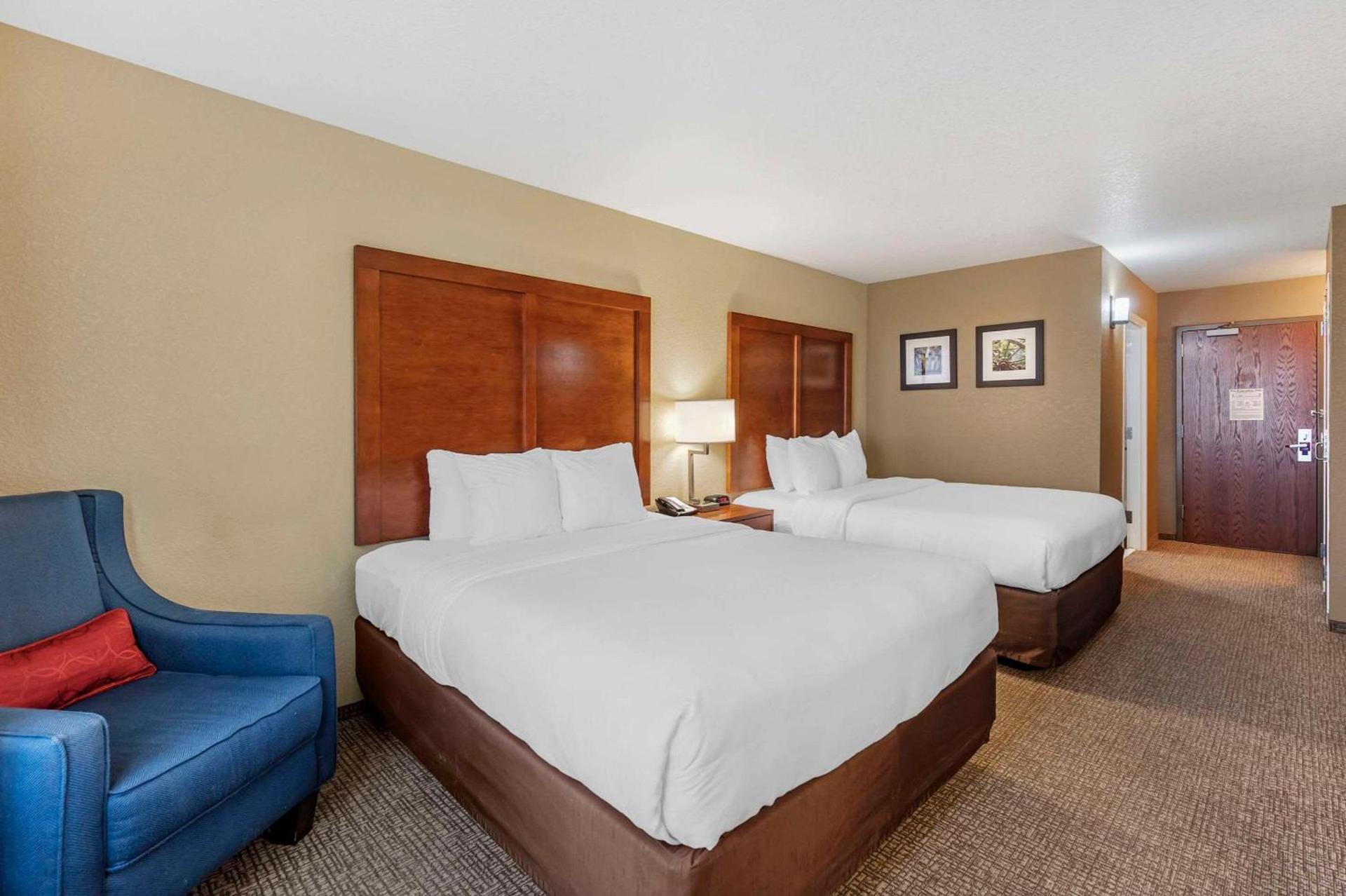 Comfort Inn & Suites photo 16