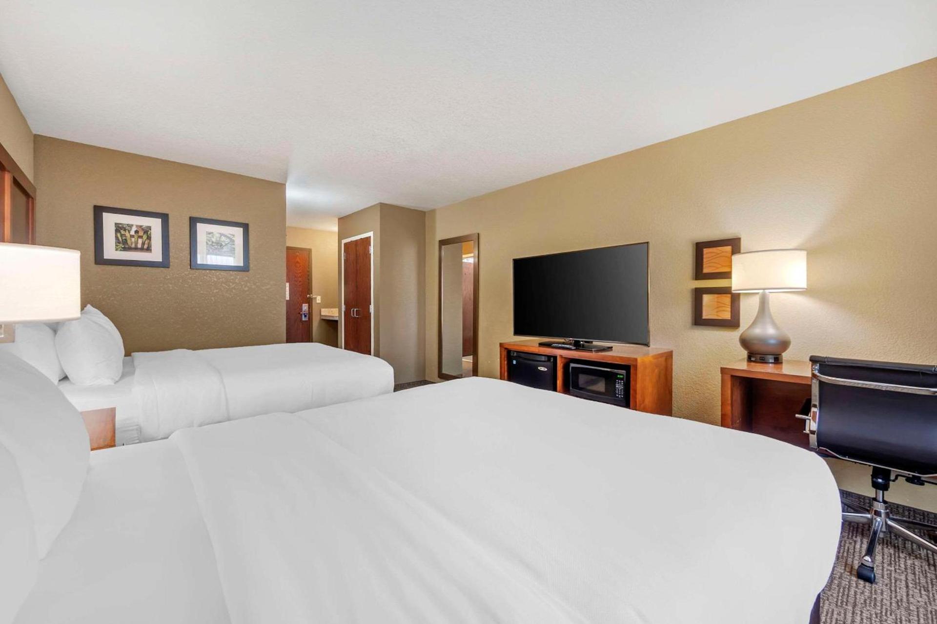 Comfort Inn & Suites photo 18