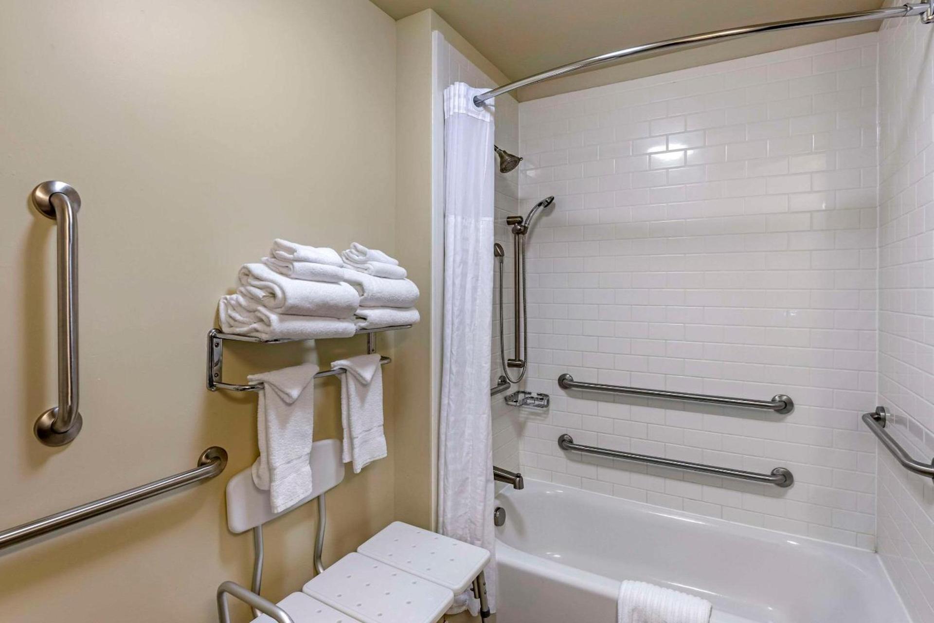 Comfort Inn & Suites photo 23