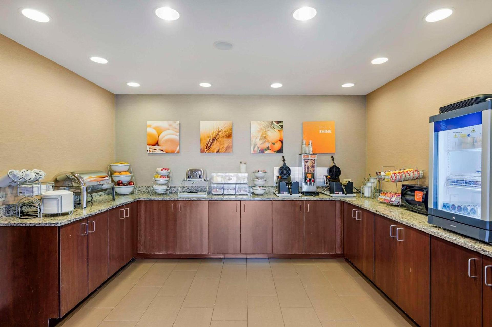Comfort Inn & Suites photo 35