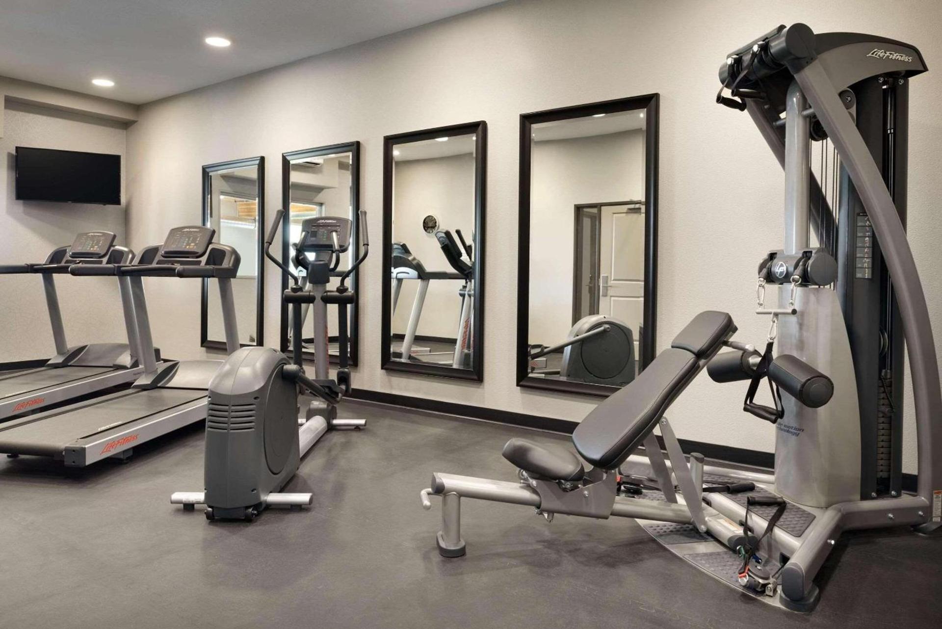 Country Inn & Suites by Radisson, Indianola, IA photo 17