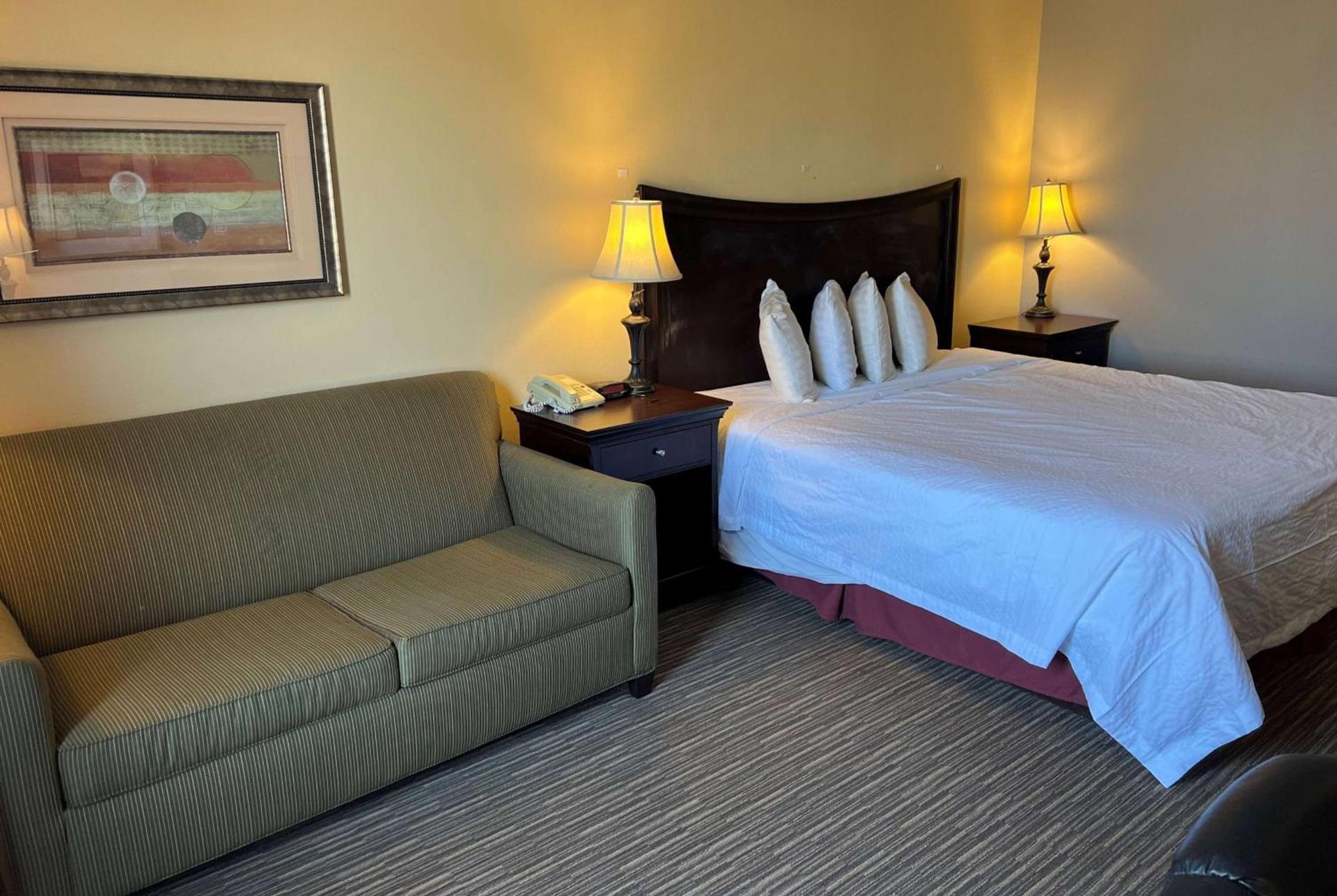 Days Inn by Wyndham Pittsburg KS photo 11