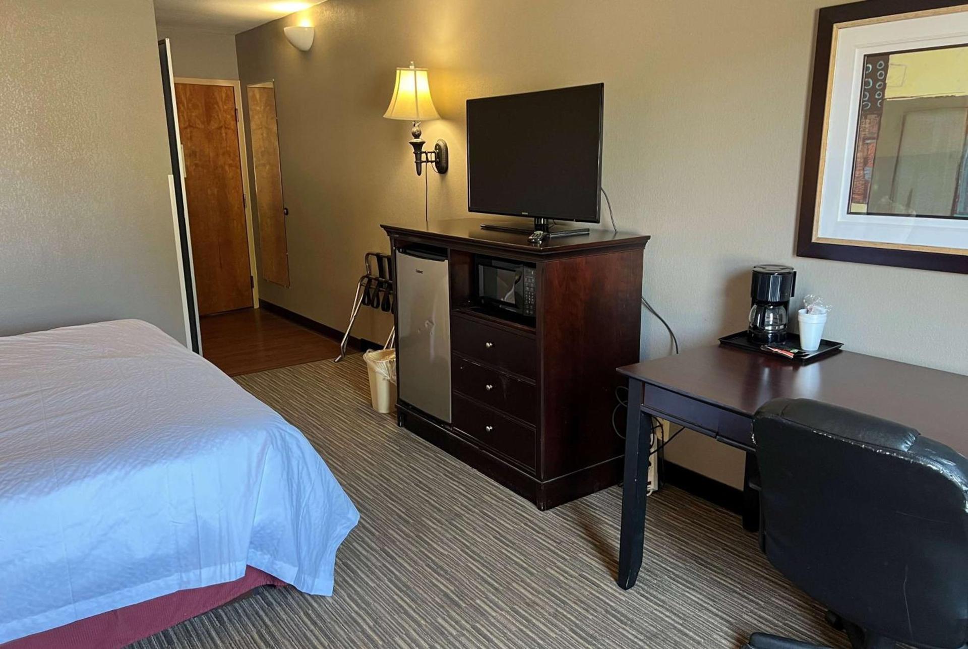 Days Inn by Wyndham Pittsburg KS photo 2