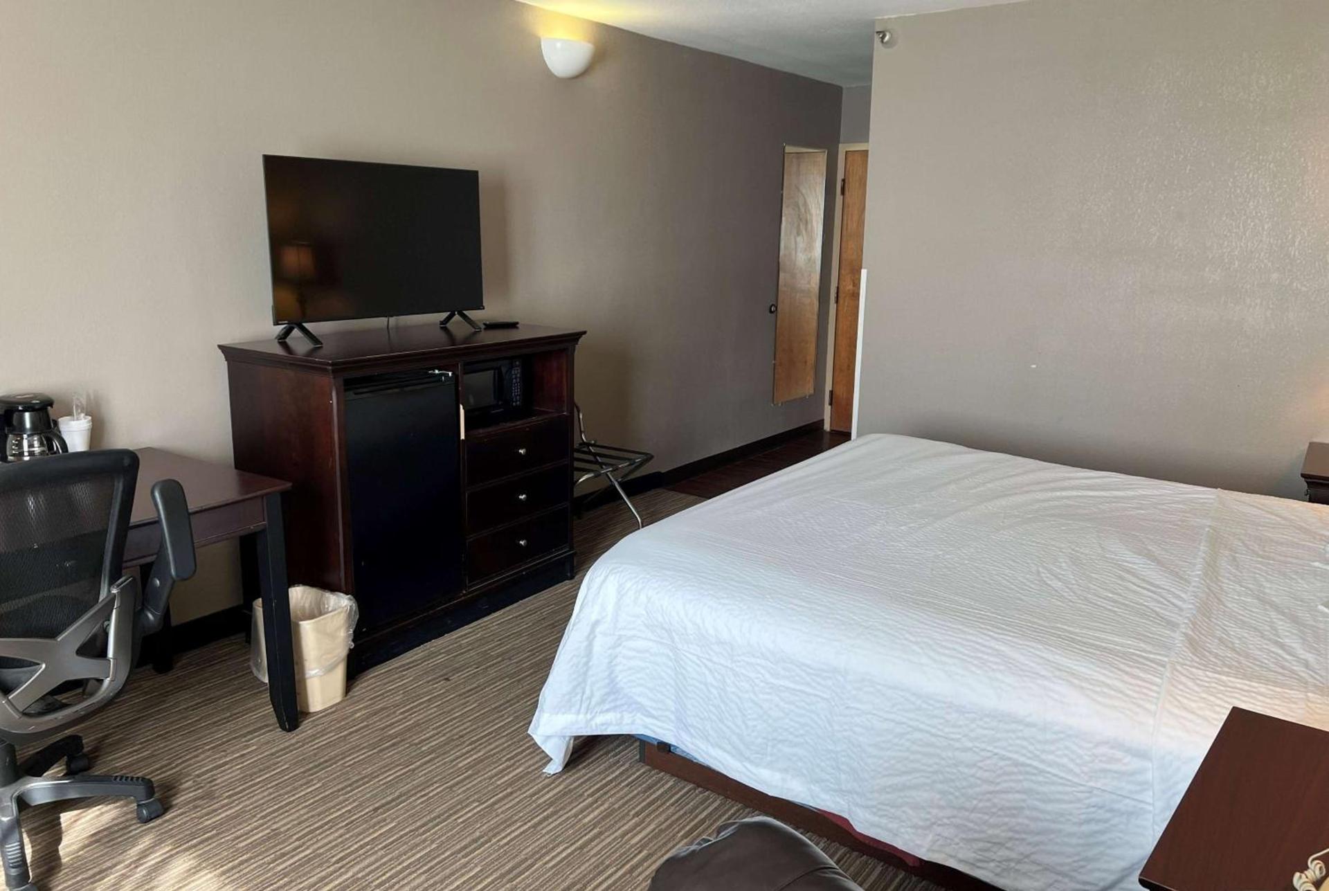 Days Inn by Wyndham Pittsburg KS photo 5
