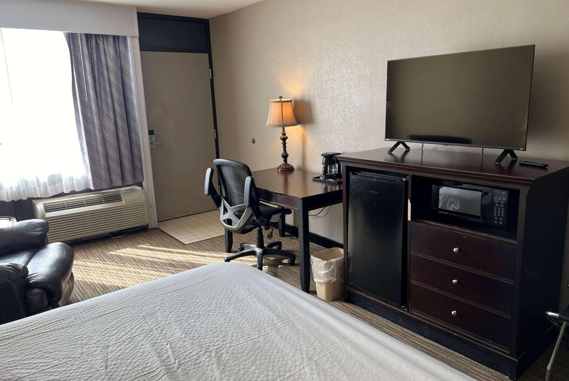 Days Inn by Wyndham Pittsburg KS photo 8