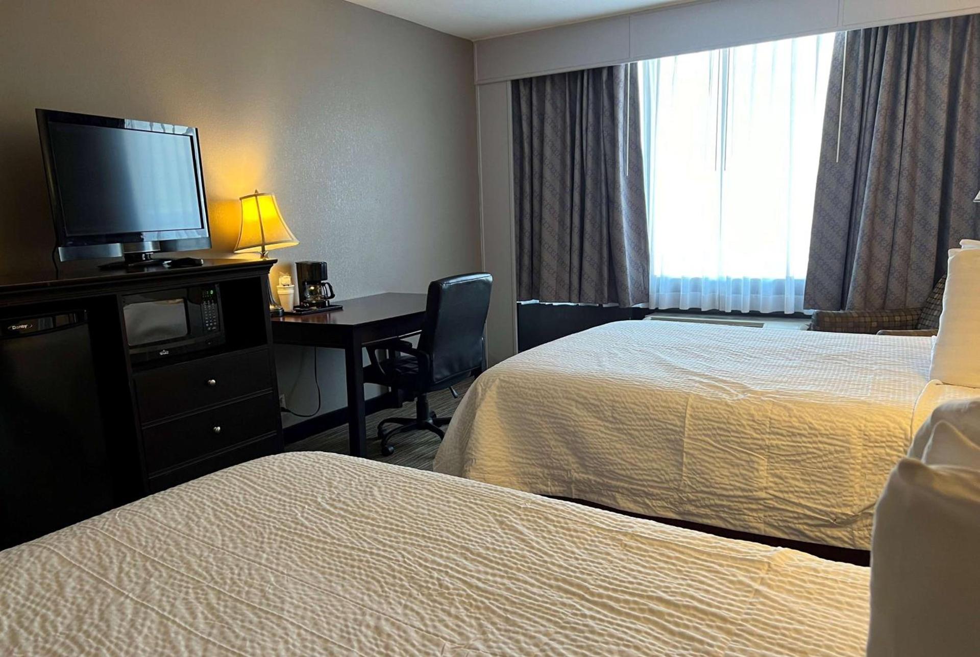 Days Inn by Wyndham Pittsburg KS photo 4