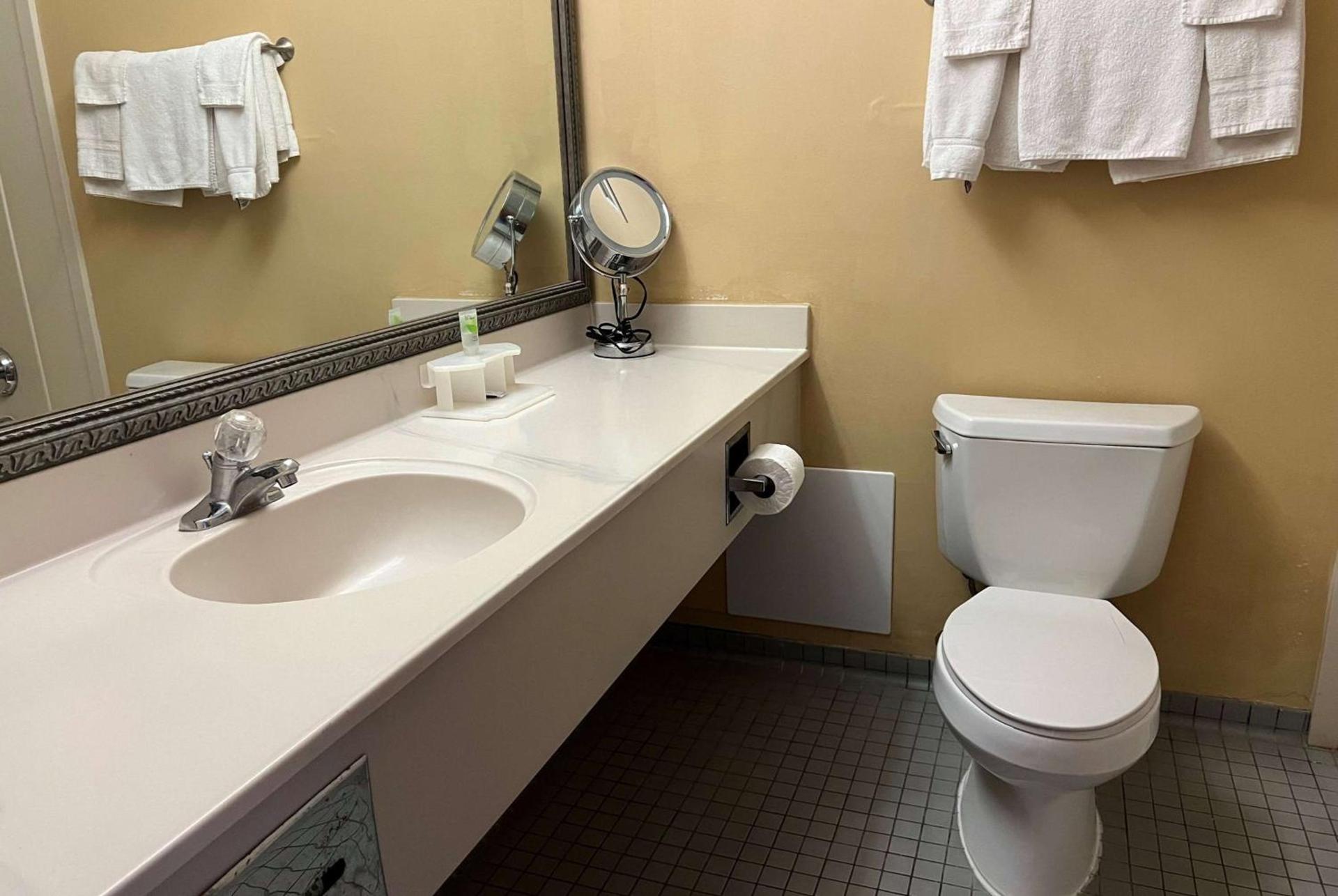 Days Inn by Wyndham Pittsburg KS photo 7