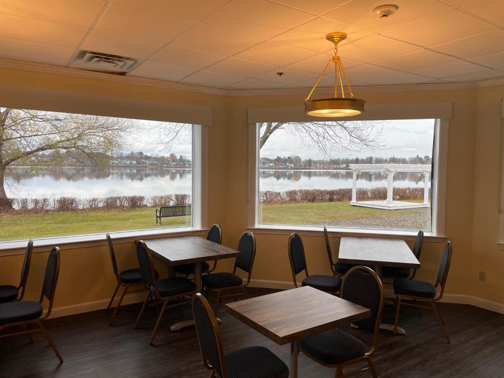 Lakeside Inn photo 44
