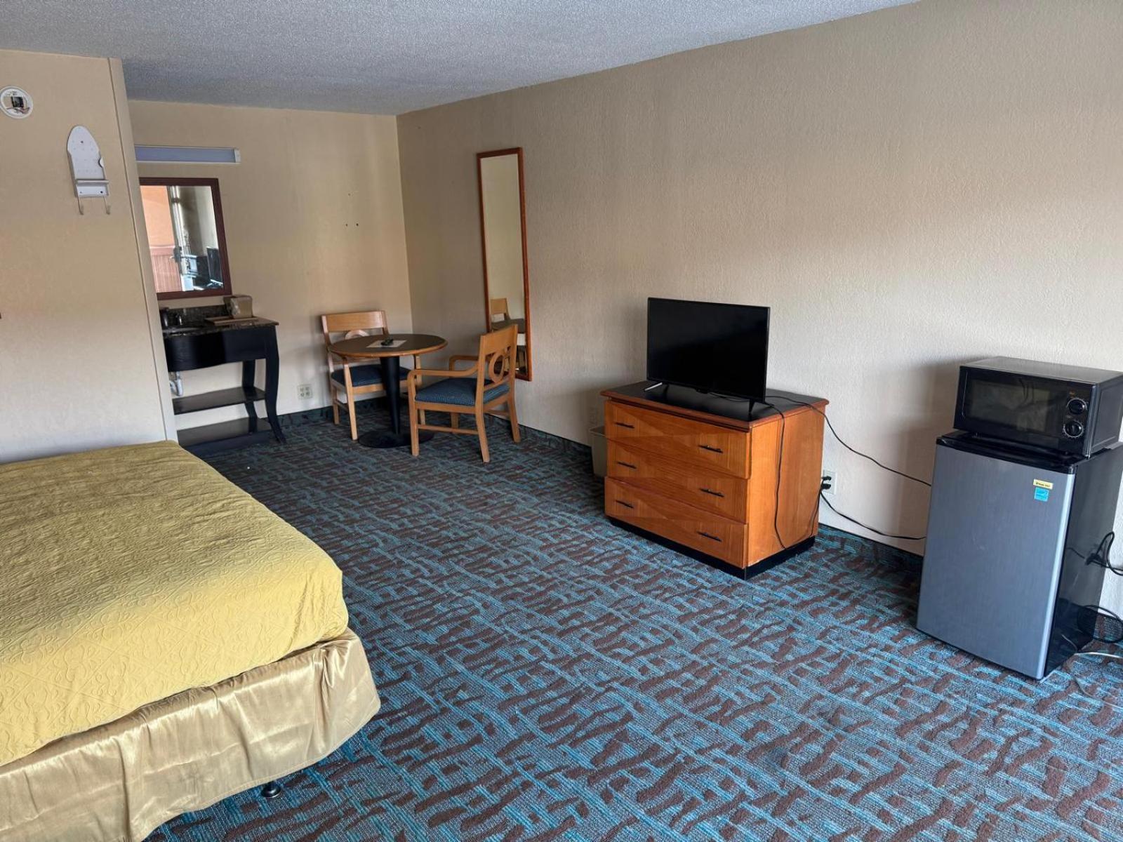 OYO Hotel Harriman near I-40 photo 18