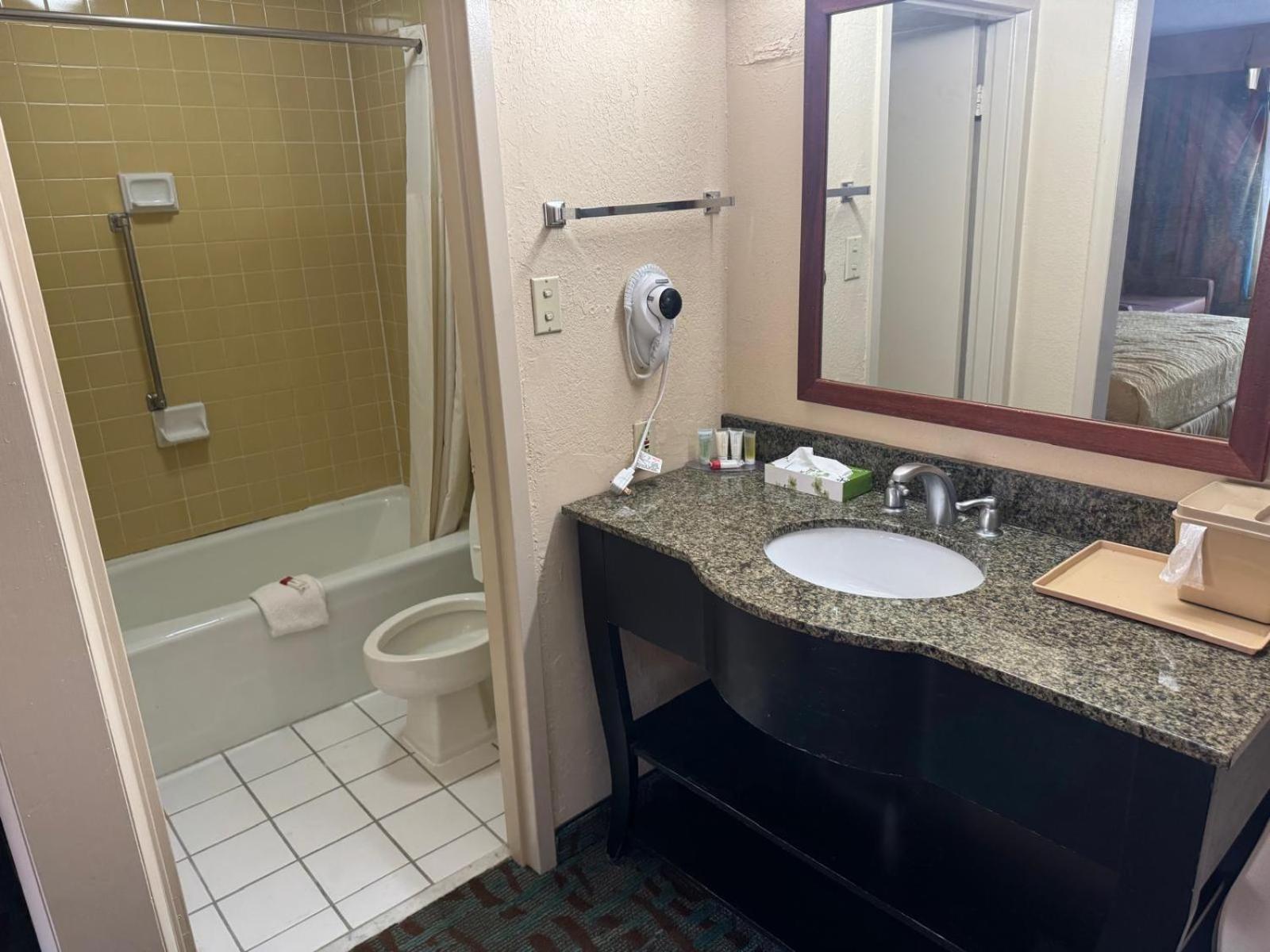 OYO Hotel Harriman near I-40 photo 28