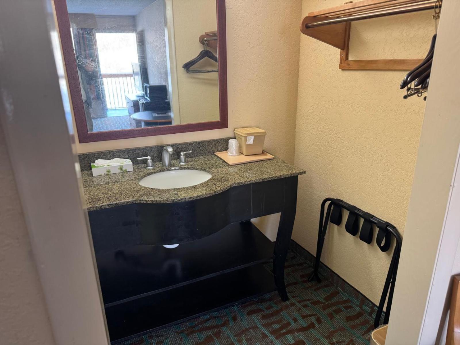 OYO Hotel Harriman near I-40 photo 35