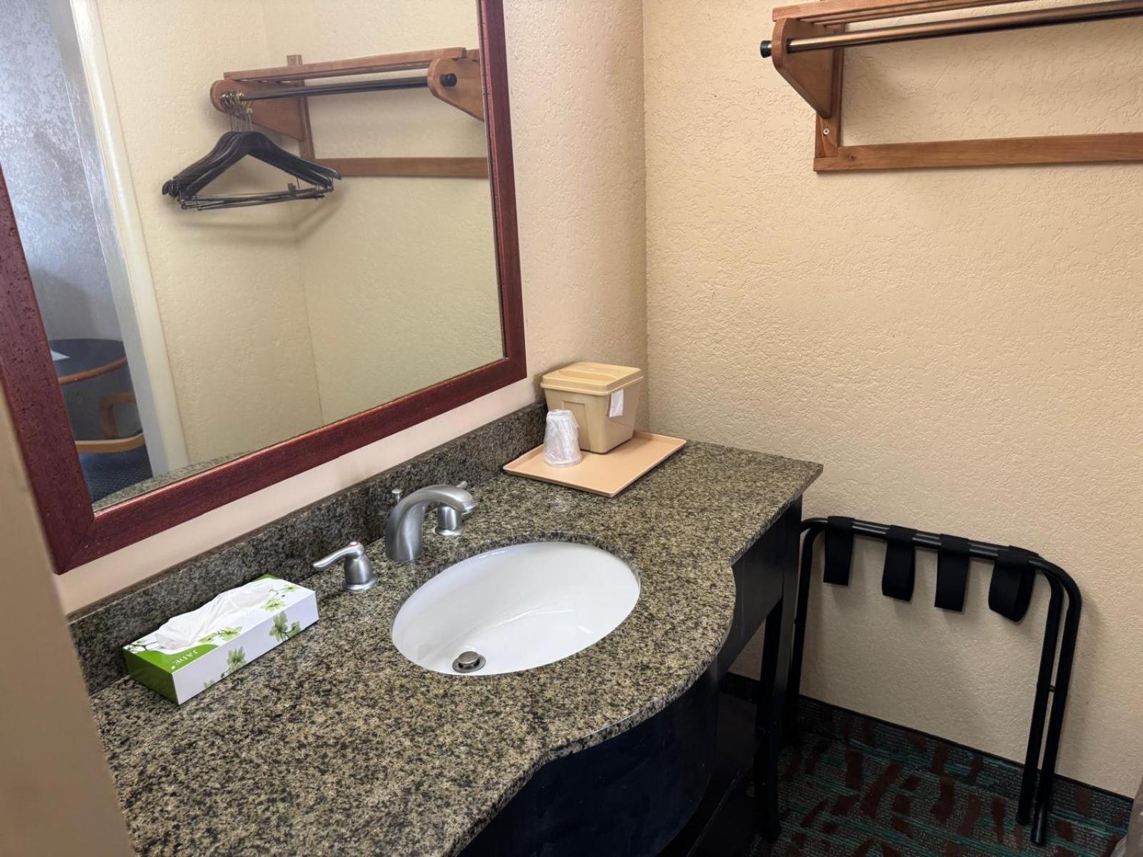 OYO Hotel Harriman near I-40 photo 34
