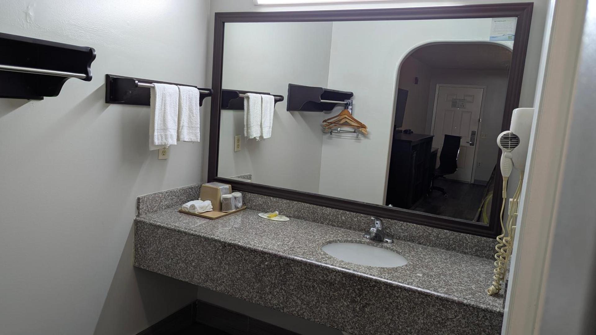 Super 8 by Wyndham Houston/Willowbrook Hwy 249 photo 10