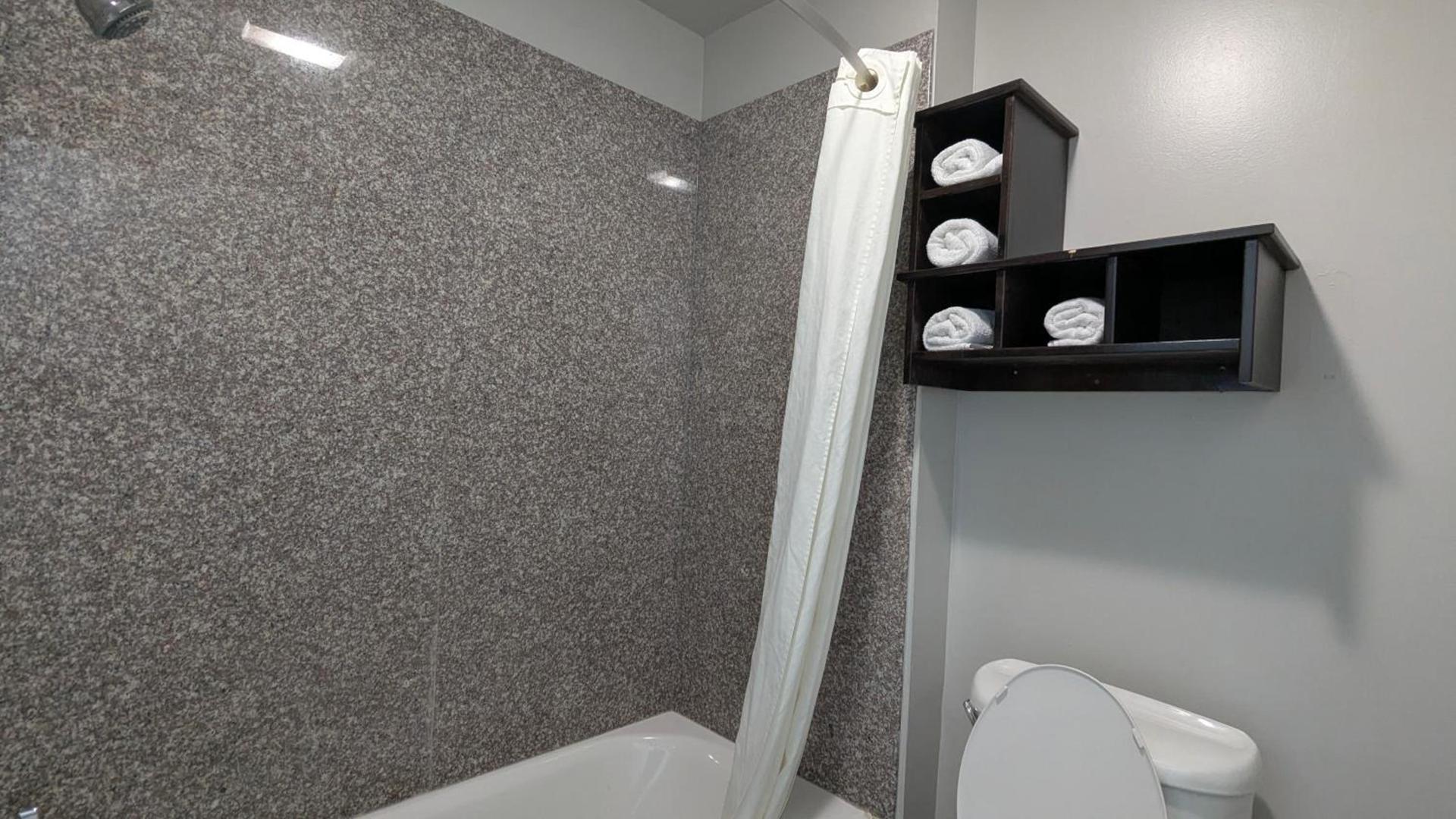Super 8 by Wyndham Houston/Willowbrook Hwy 249 photo 14
