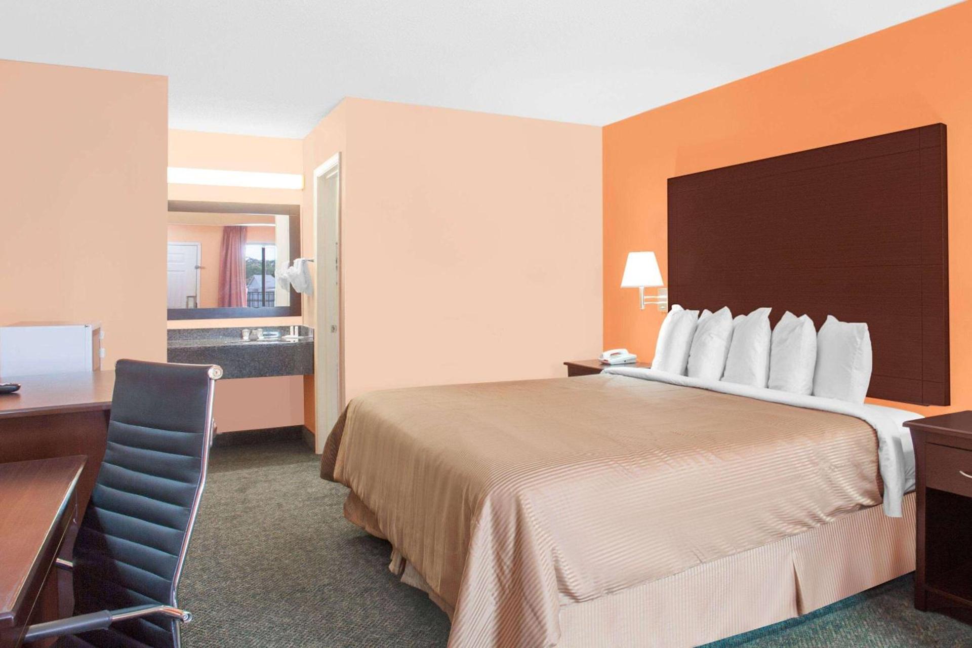 Days Inn by Wyndham Moulton photo 7